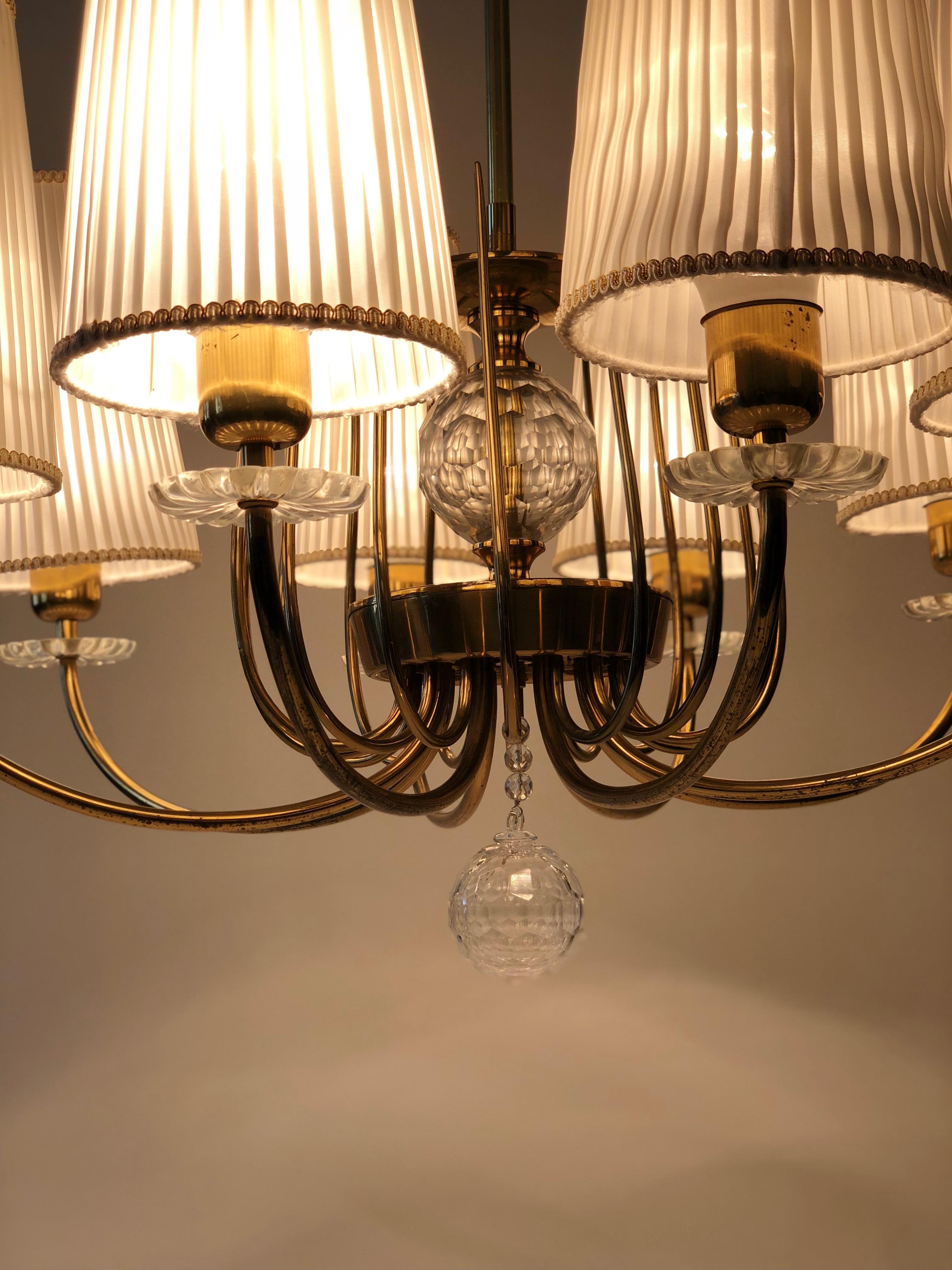 Metà XX secolo Grande lampadario di J. & L. Lobmeyr in ottone, cristallo e paralumi in seta in vendita