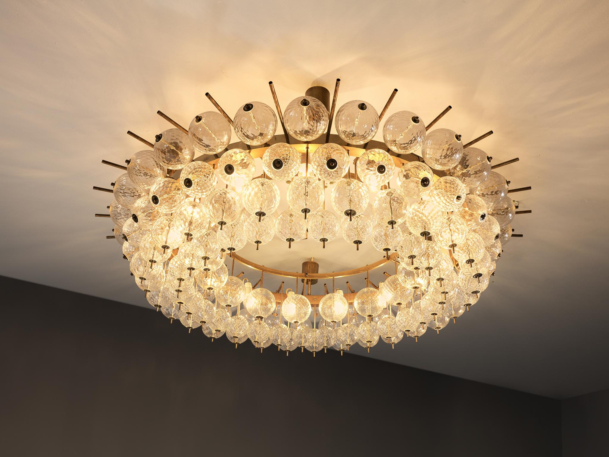 Lampadario Grand in ottone e sfere di vetro a coste 153cm/60in in vendita 4
