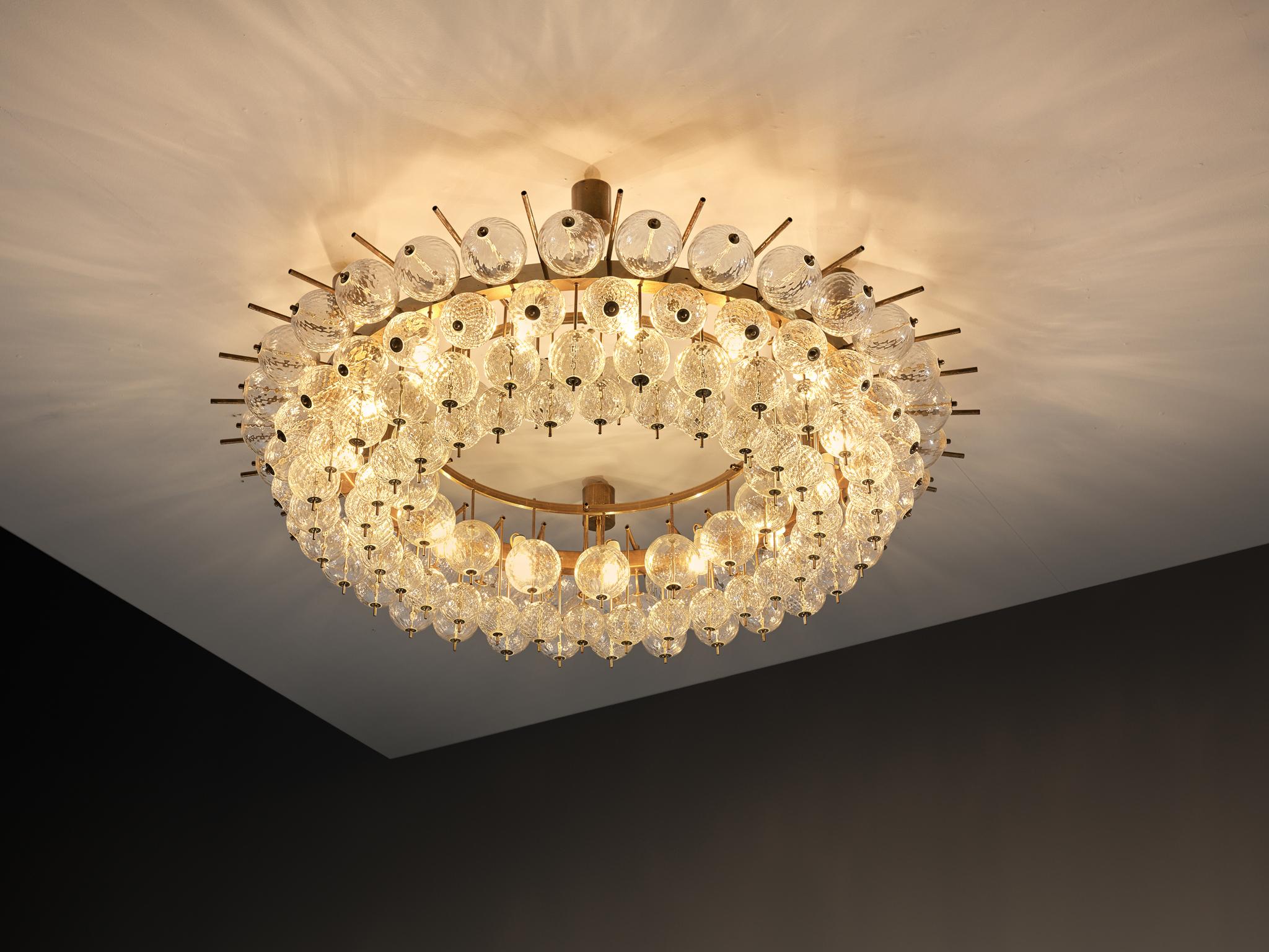Lampadario, ottone, vetro, Europa, anni '1970.

Realizzato in Europa negli anni '70, questo imponente lampadario è un esempio di design elegante e sfarzoso. Le dimensioni importanti di questo lampadario lo rendono un centrotavola di grande effetto,