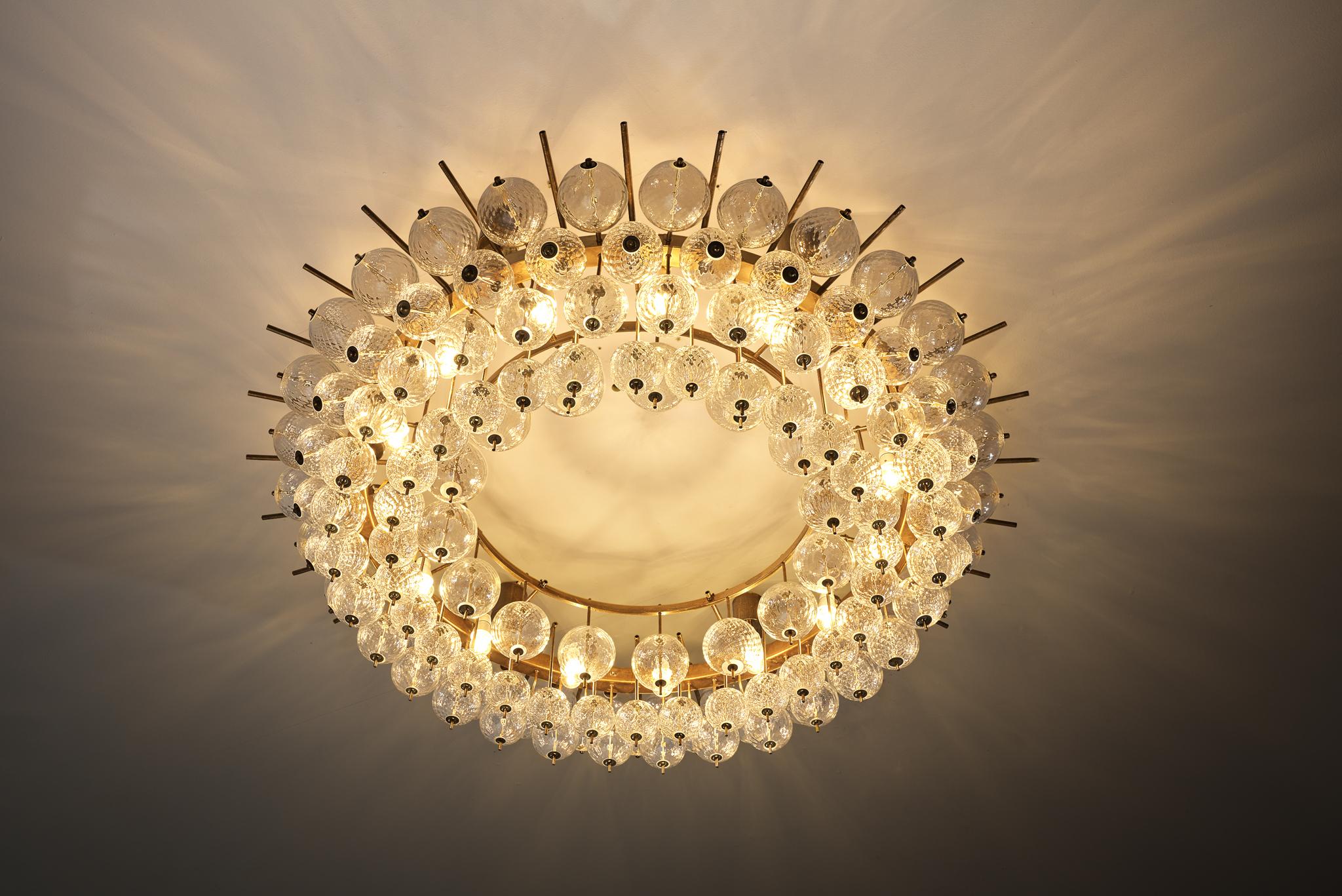 Post-Modern Grand Chandelier in Brass and Ribbed Glass Spheres 153cm/60in For Sale