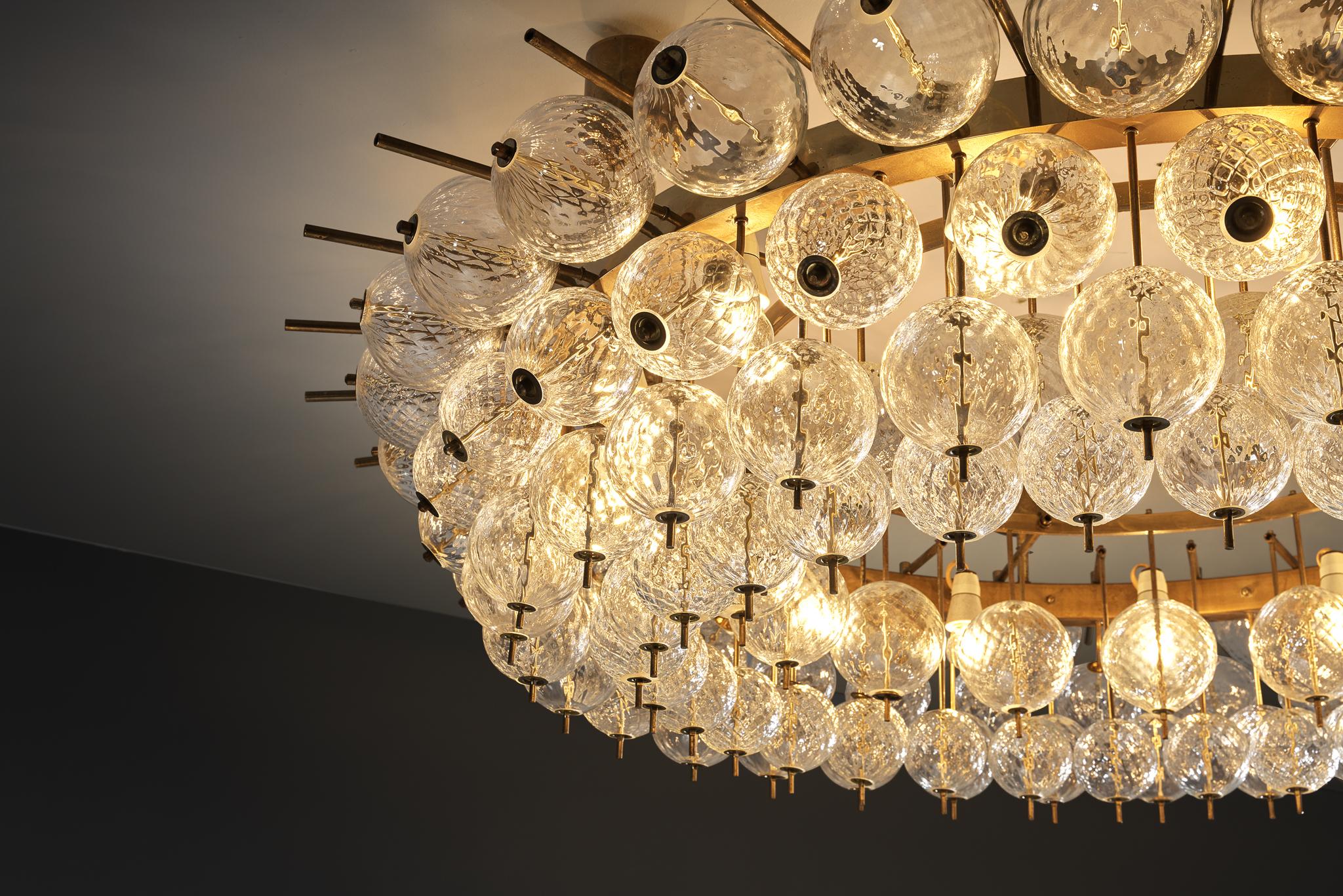 Grand Chandelier in Brass and Ribbed Glass Spheres 153cm/60in In Good Condition For Sale In Waalwijk, NL