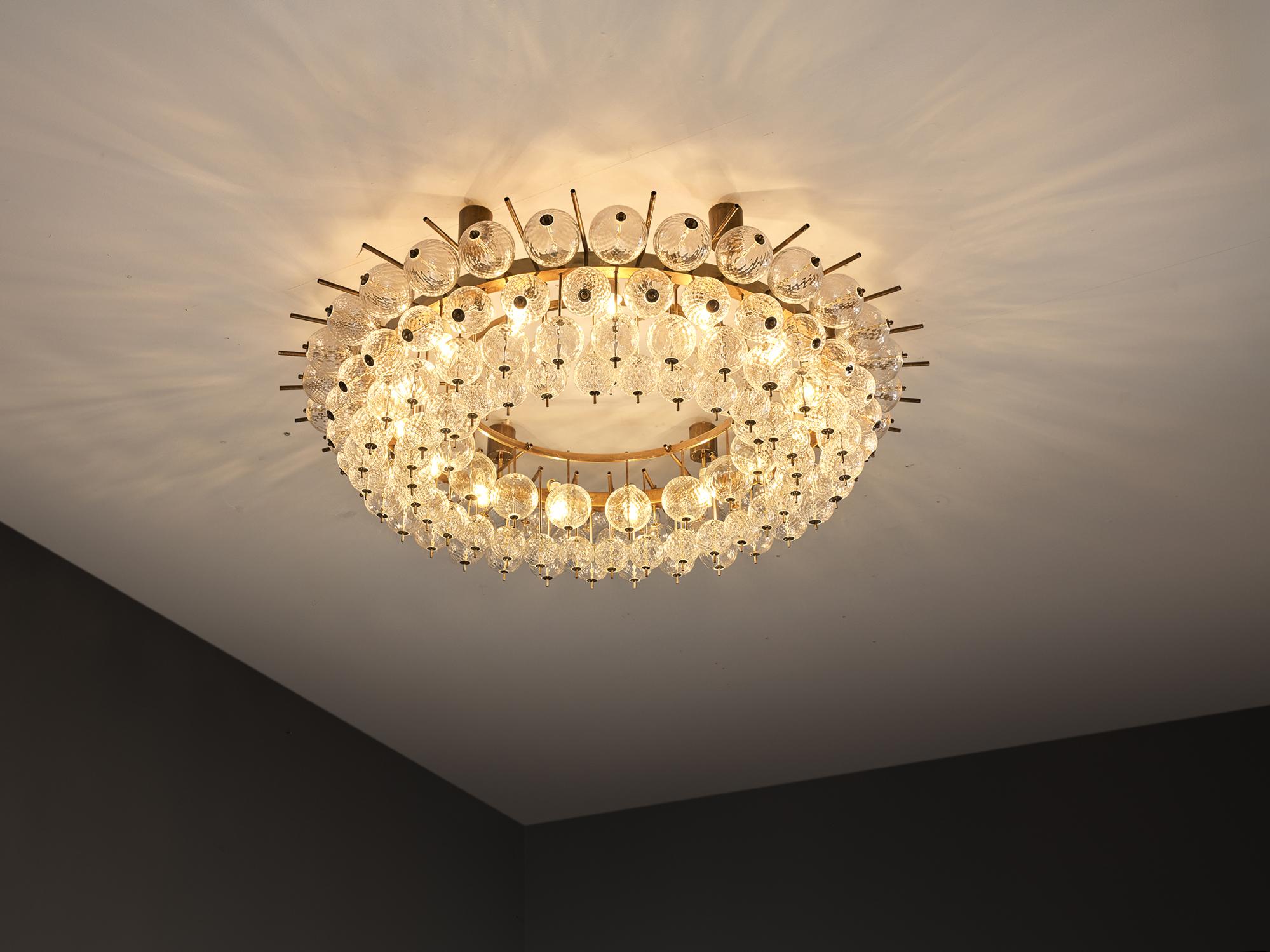 Lampadario Grand in ottone e sfere di vetro a coste 153cm/60in in vendita 1