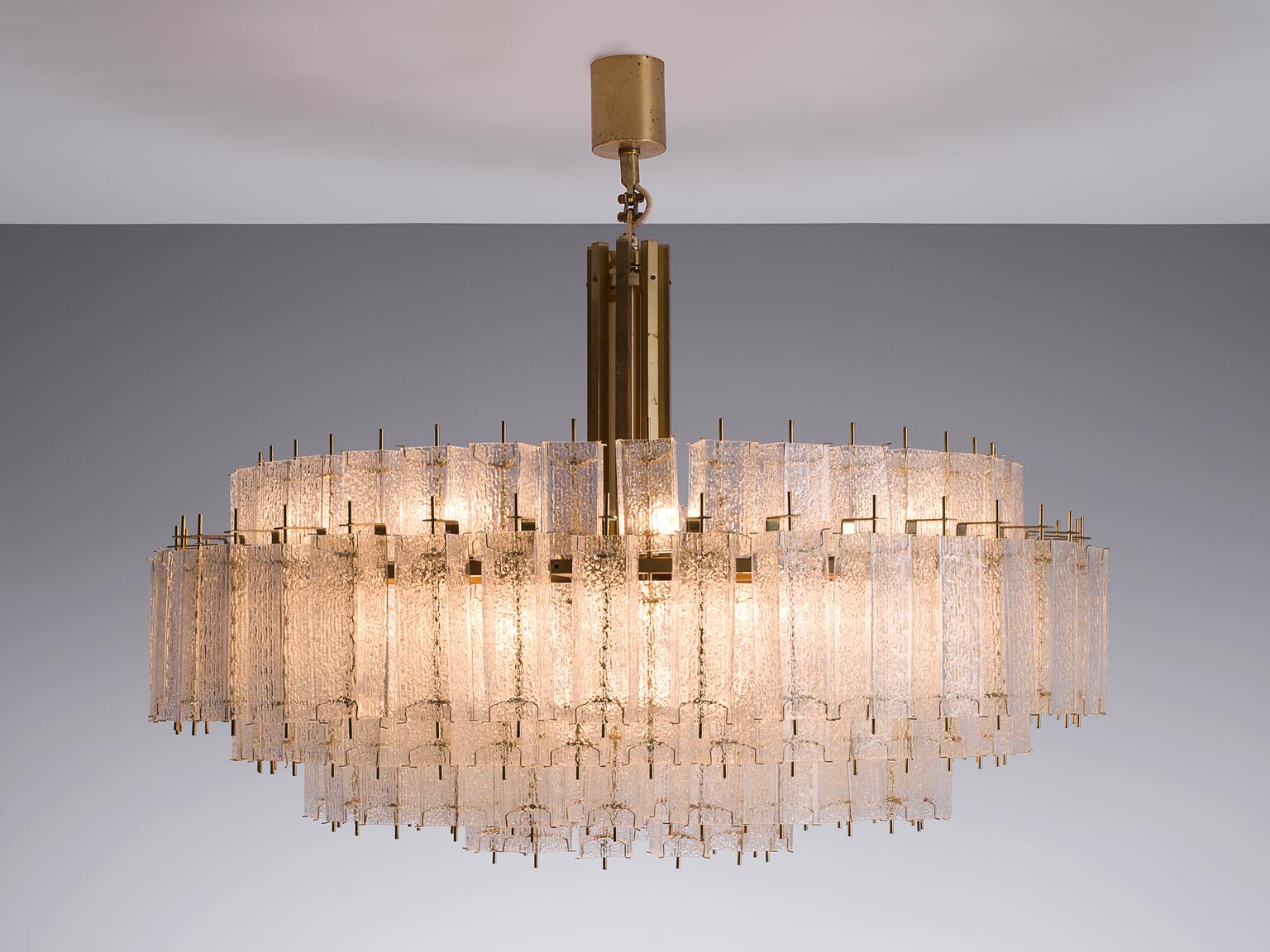 Mid-Century Modern Grand Chandelier in Brass and Structured Glass  For Sale