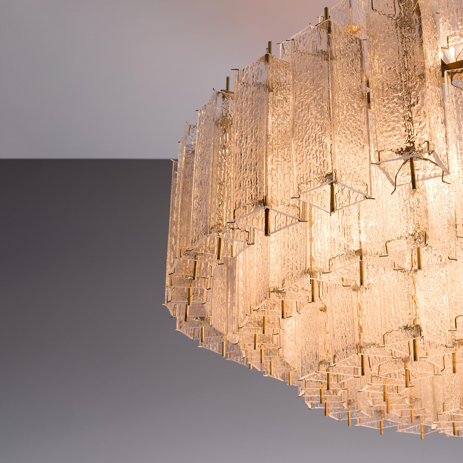 Grand Chandelier in Brass and Structured Glass  In Good Condition In Waalwijk, NL