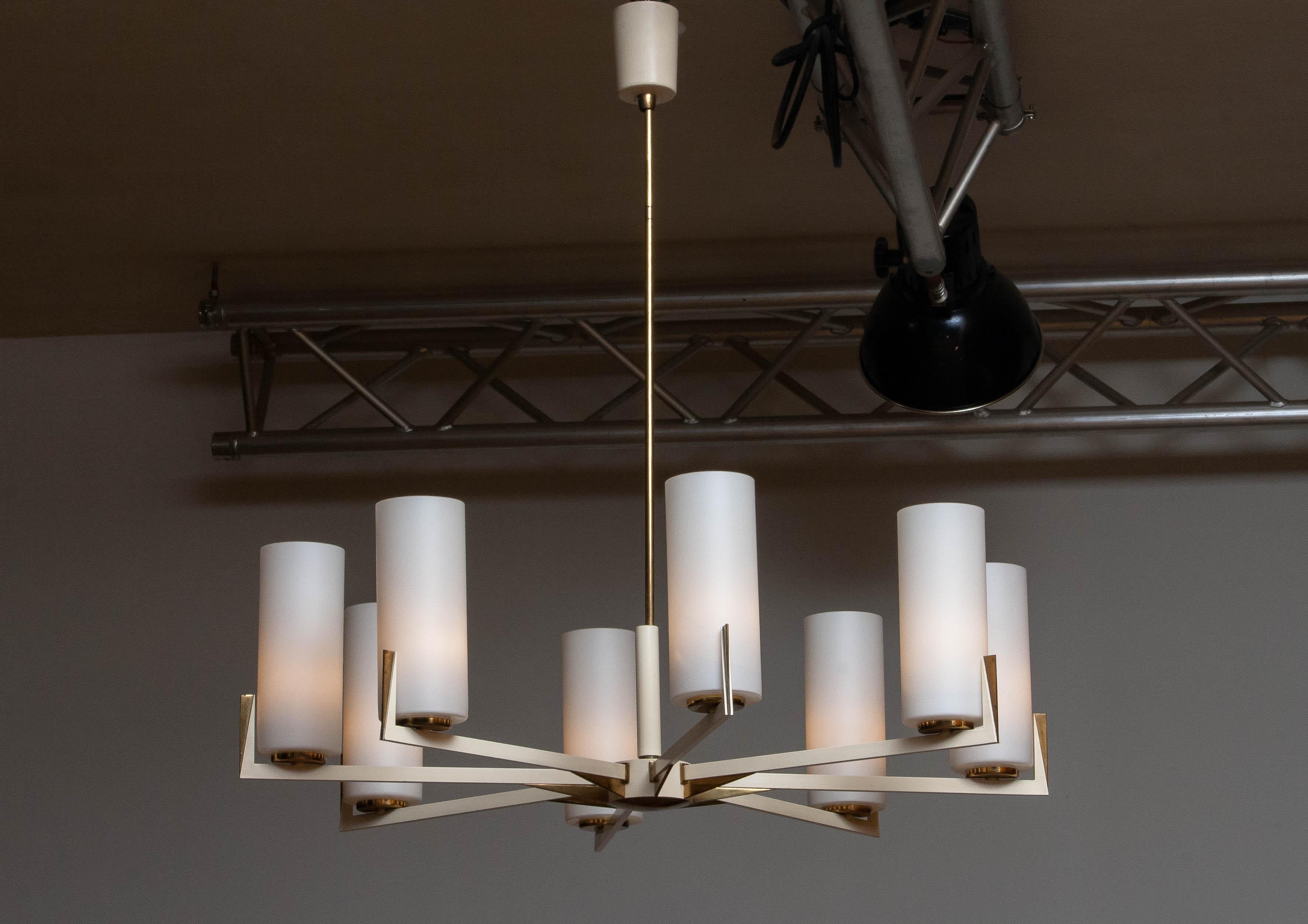 Hollywood Regency Grand Chandelier in White Lacquer with Brass and Frosted Glass Vases by Kaiser