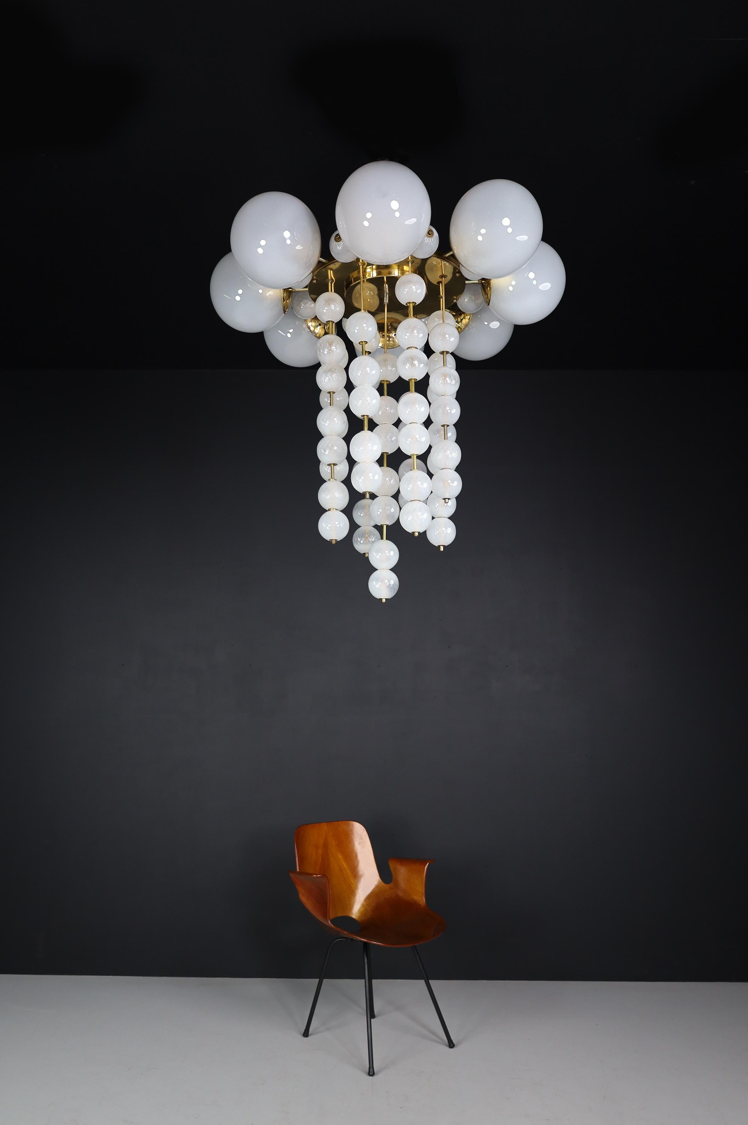 Mid-Century Modern Grand Chandelier with Brass Fixture and Hand-blowed Frosted Glass Globes, 1960s For Sale