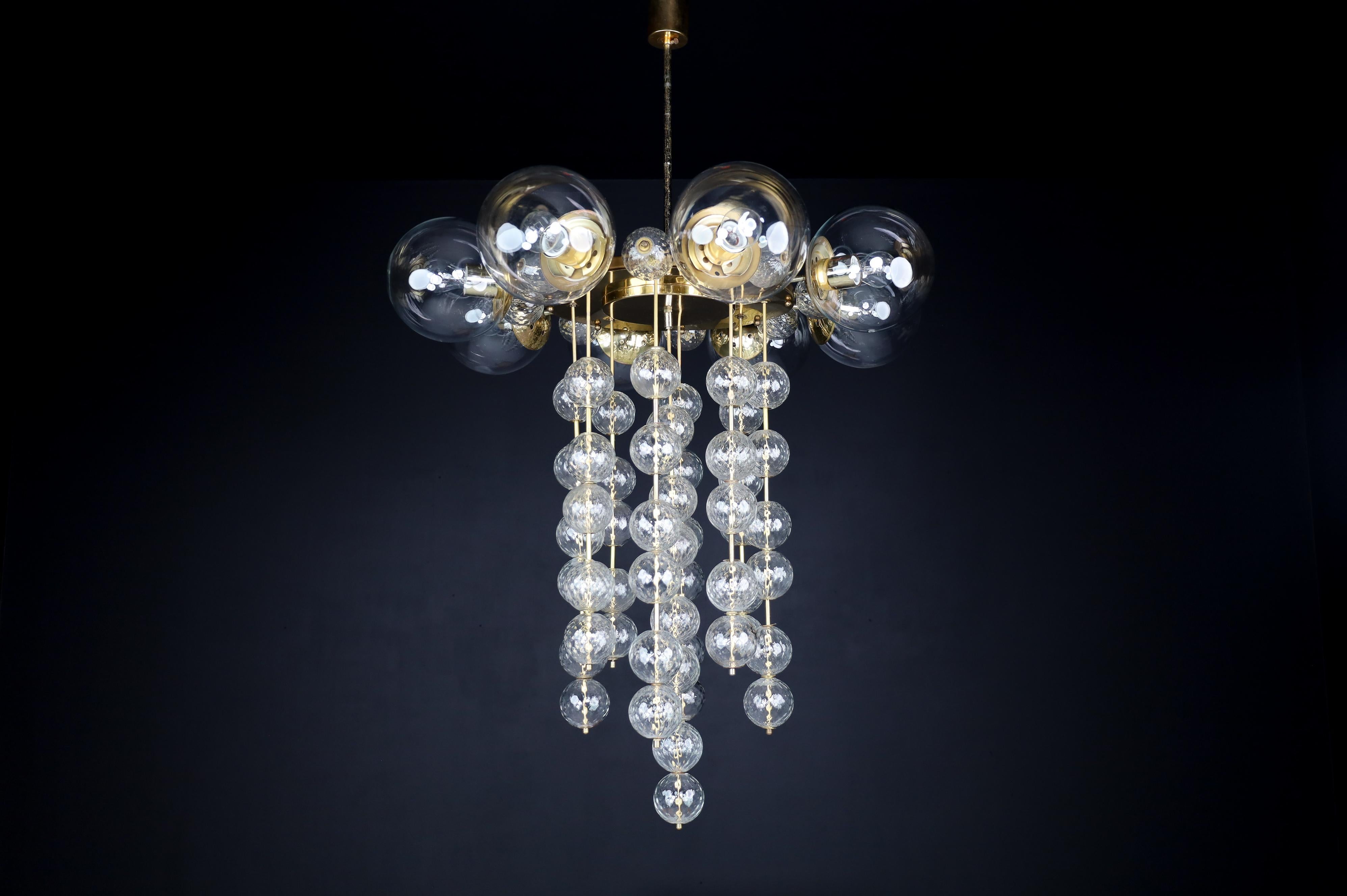 Grand Chandelier with Brass Fixture and Hand-blowed Glass Globes, 1960s For Sale 6