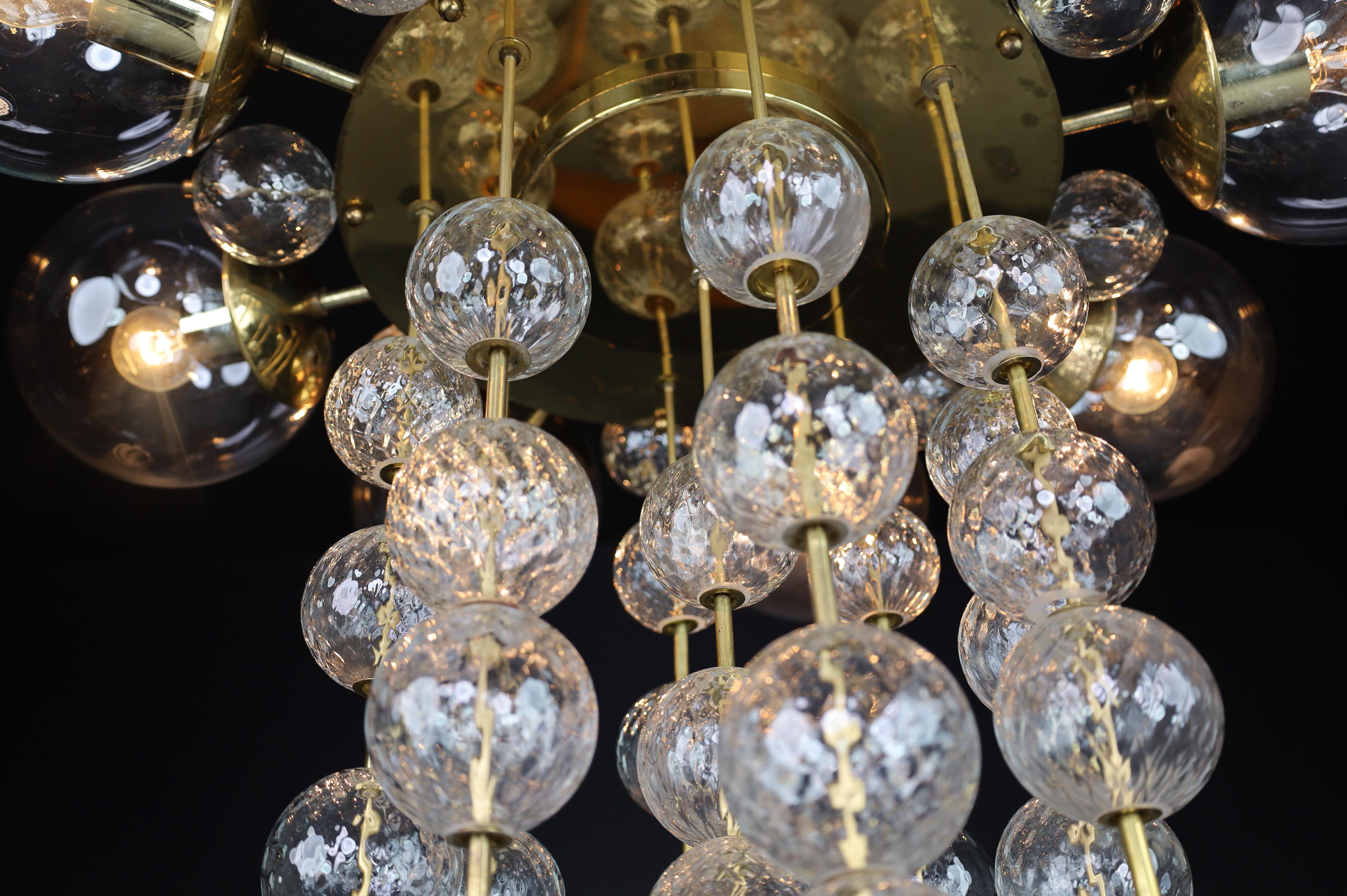 Grand Chandelier with Brass Fixture and Hand-blowed Glass Globes, 1960s In Good Condition For Sale In Almelo, NL