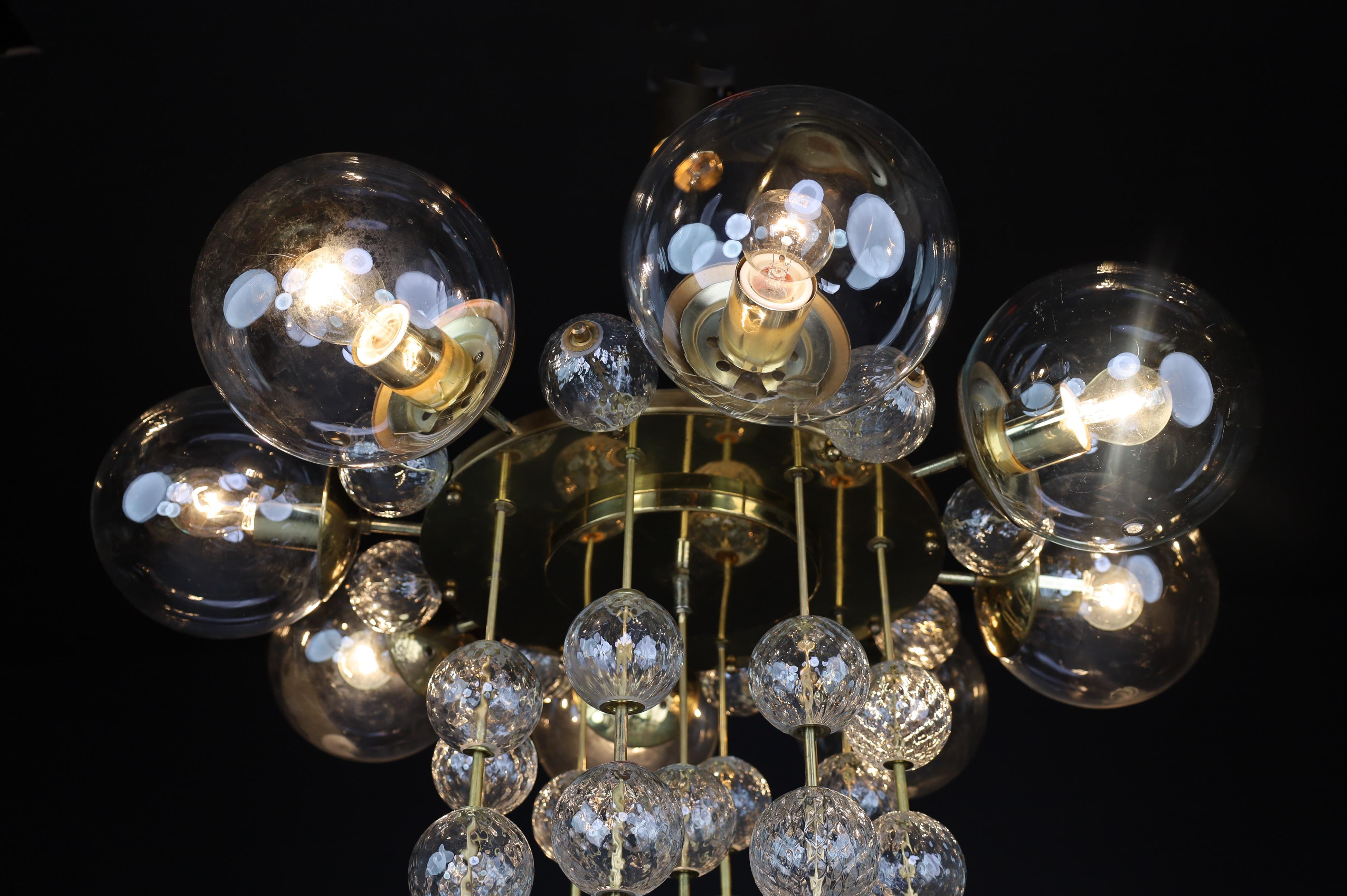 Grand Chandelier with Brass Fixture and Hand-blowed Glass Globes, 1960s For Sale 1