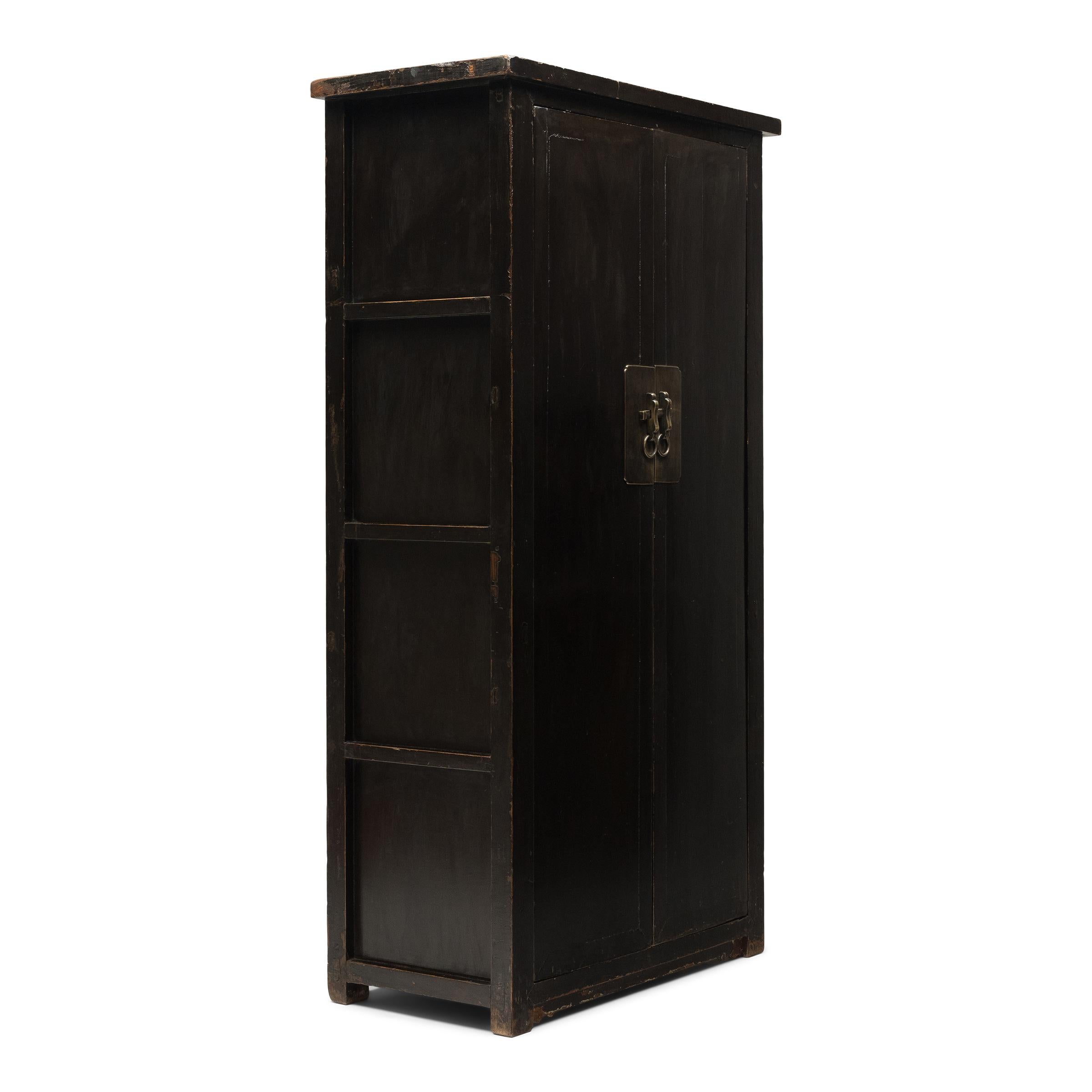 Minimaliste Grand meuble chinois en laque noire, vers 1750 en vente
