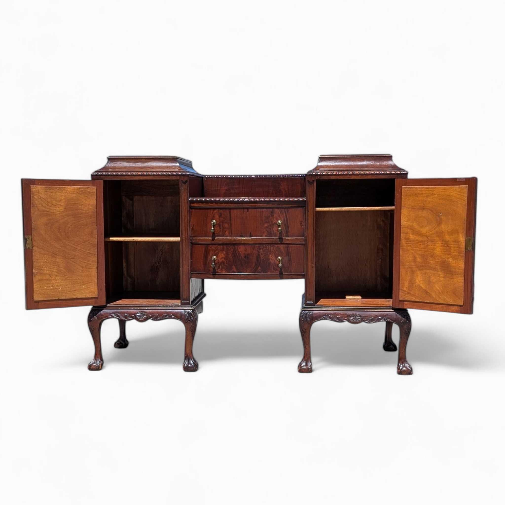 Grande credenza in stile Chippendale in mogano con piedi a sfera e artiglio, mobile server degli anni '40 in vendita 3