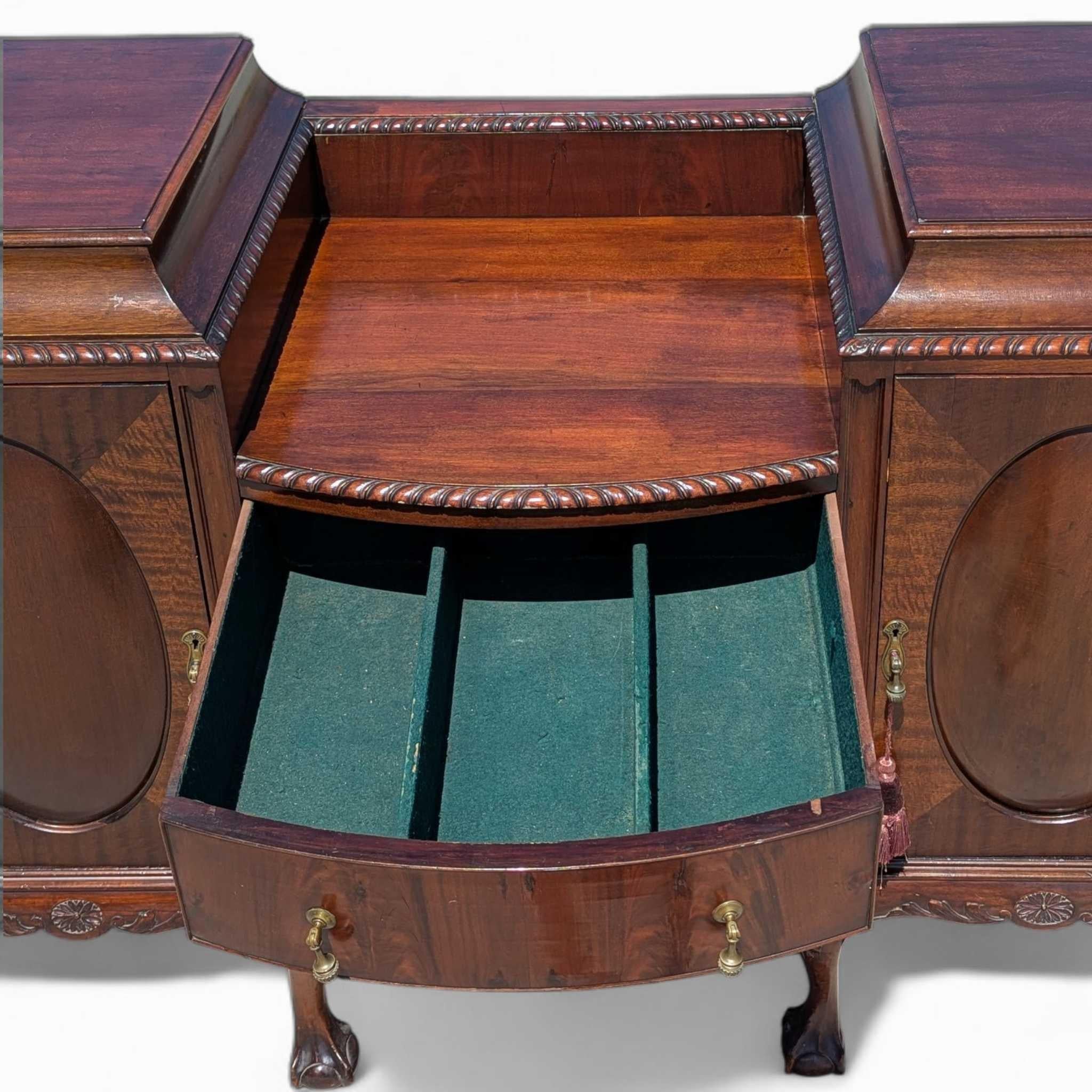 Grande credenza in stile Chippendale in mogano con piedi a sfera e artiglio, mobile server degli anni '40 in vendita 4