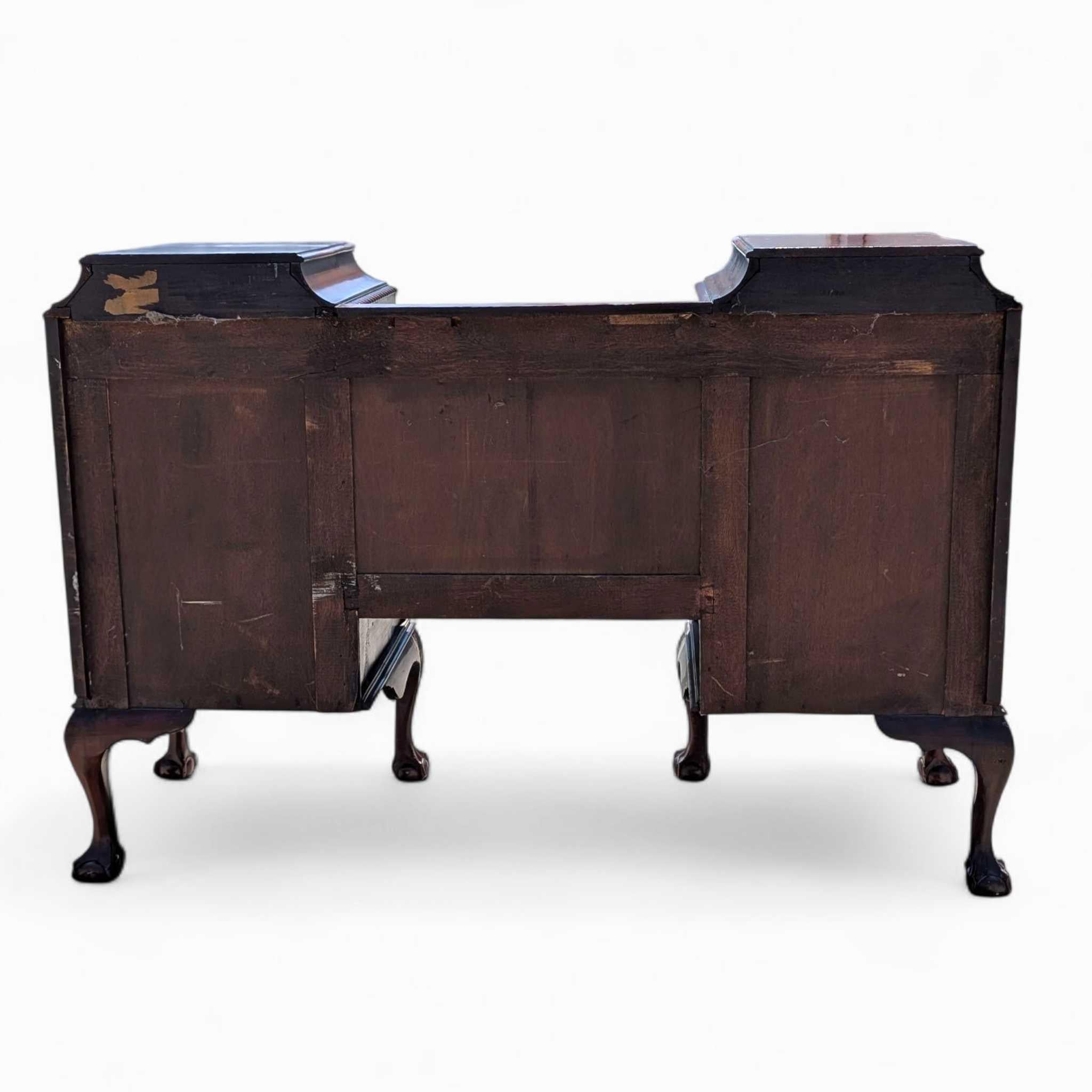 Grande credenza in stile Chippendale in mogano con piedi a sfera e artiglio, mobile server degli anni '40 in vendita 5