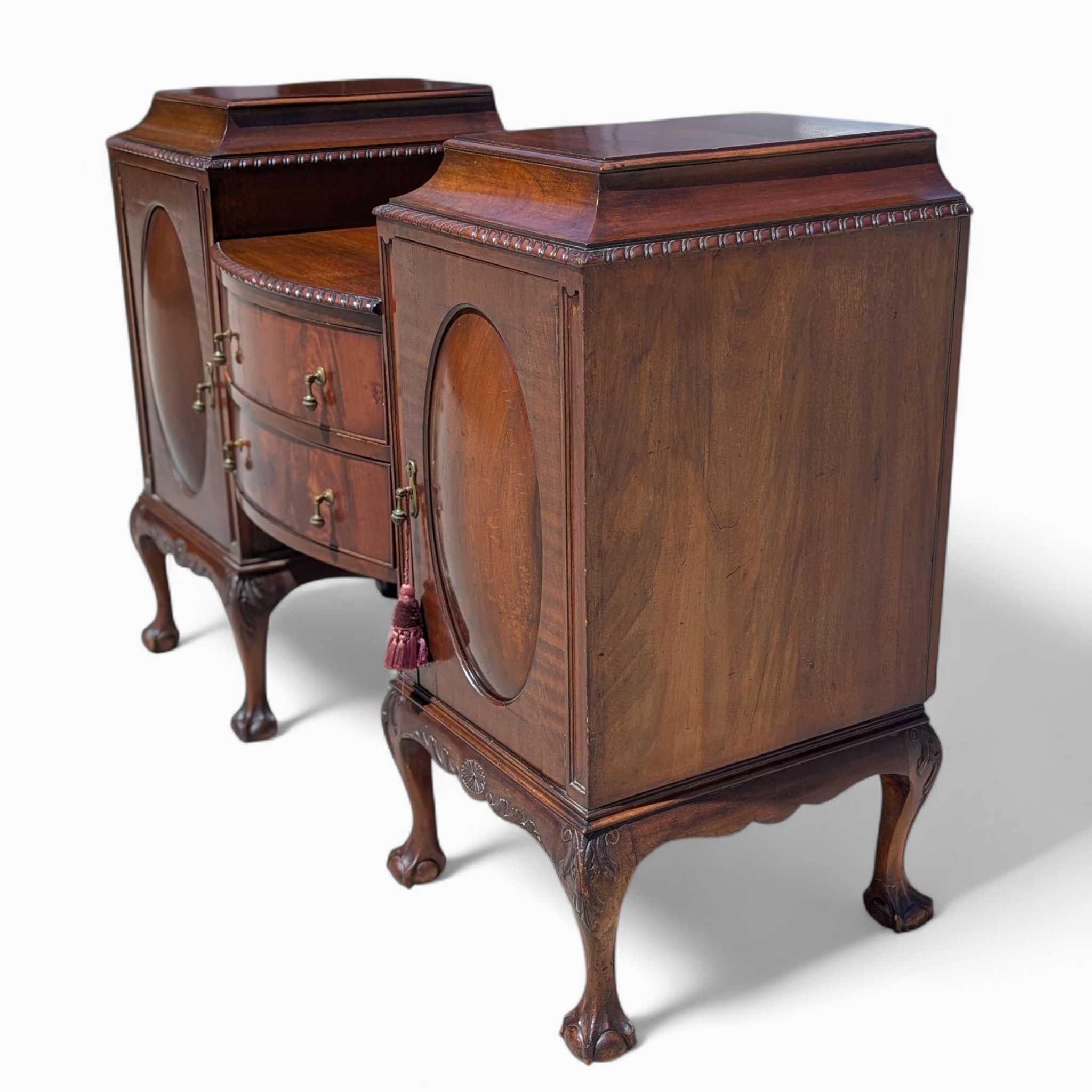 Grande credenza in stile Chippendale in mogano con piedi a sfera e artiglio, mobile server degli anni '40 in vendita 6