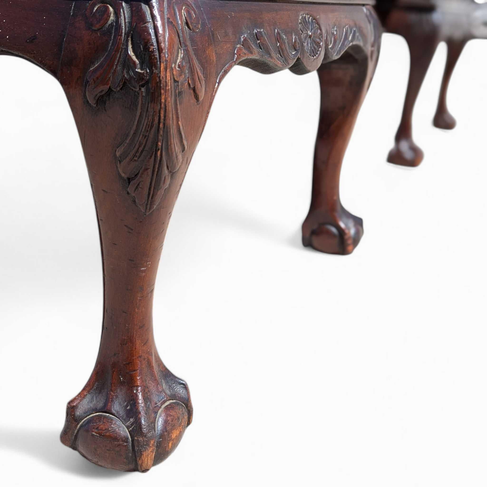 Grande credenza in stile Chippendale in mogano con piedi a sfera e artiglio, mobile server degli anni '40 in vendita 7