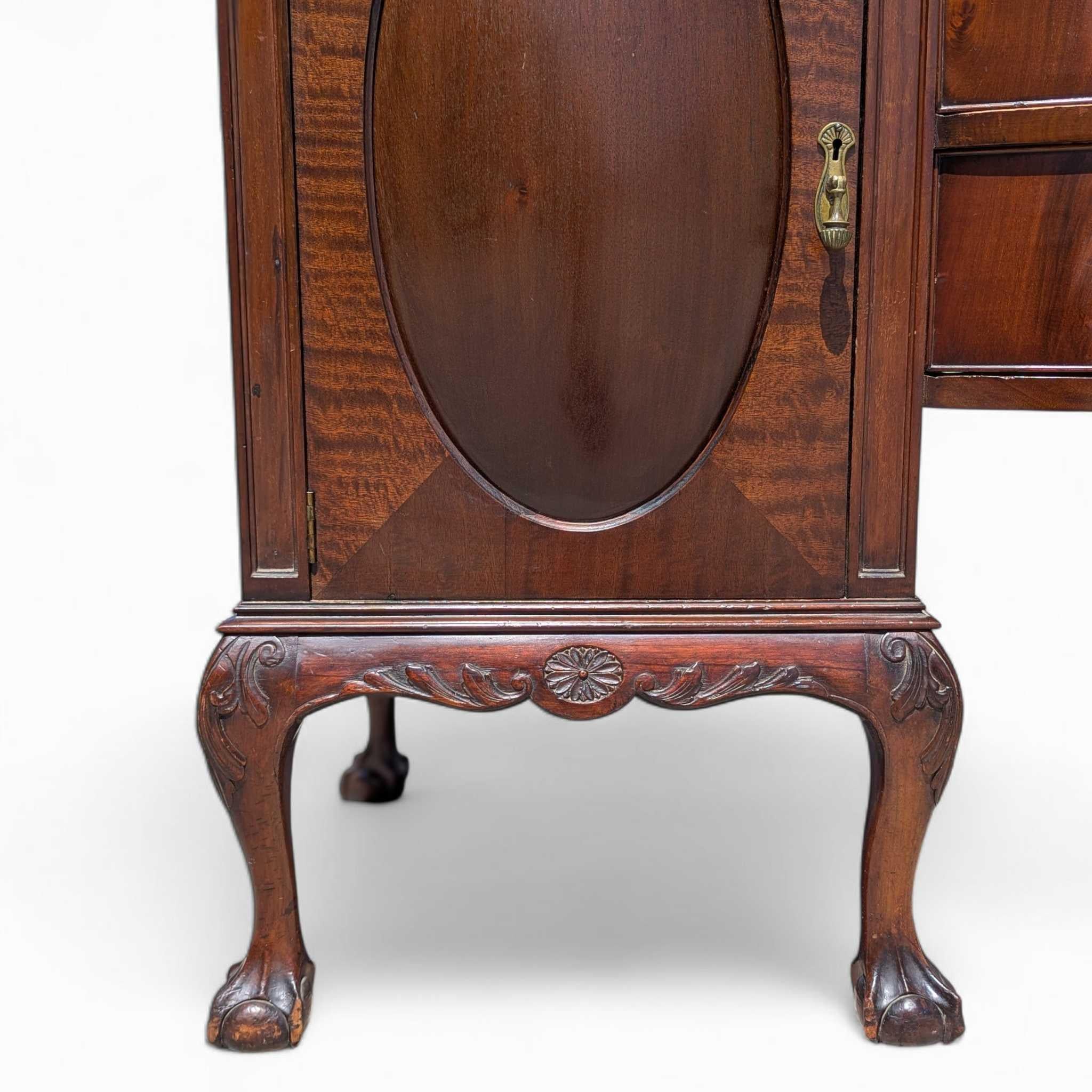 Grande credenza in stile Chippendale in mogano con piedi a sfera e artiglio, mobile server degli anni '40 in vendita 8