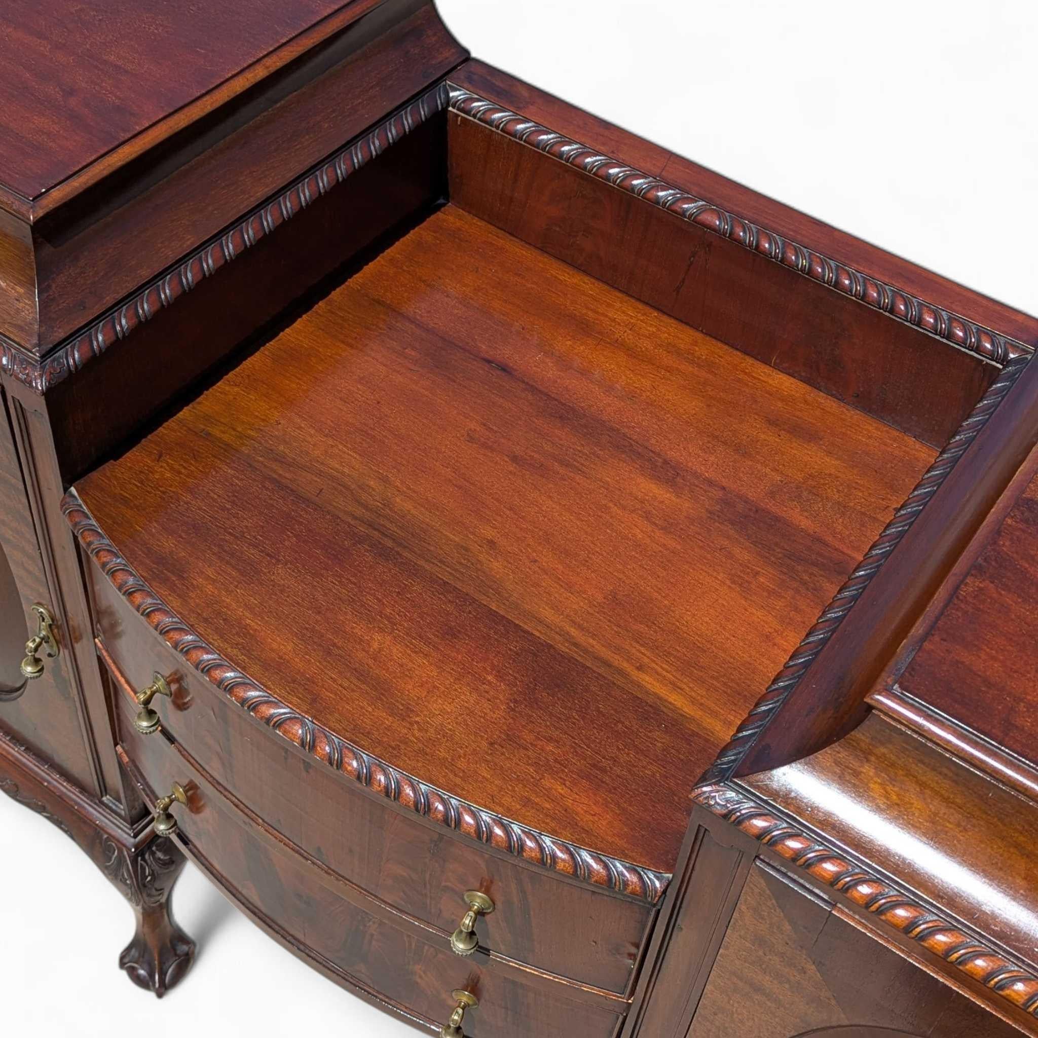 Grande credenza in stile Chippendale in mogano con piedi a sfera e artiglio, mobile server degli anni '40 in vendita 9