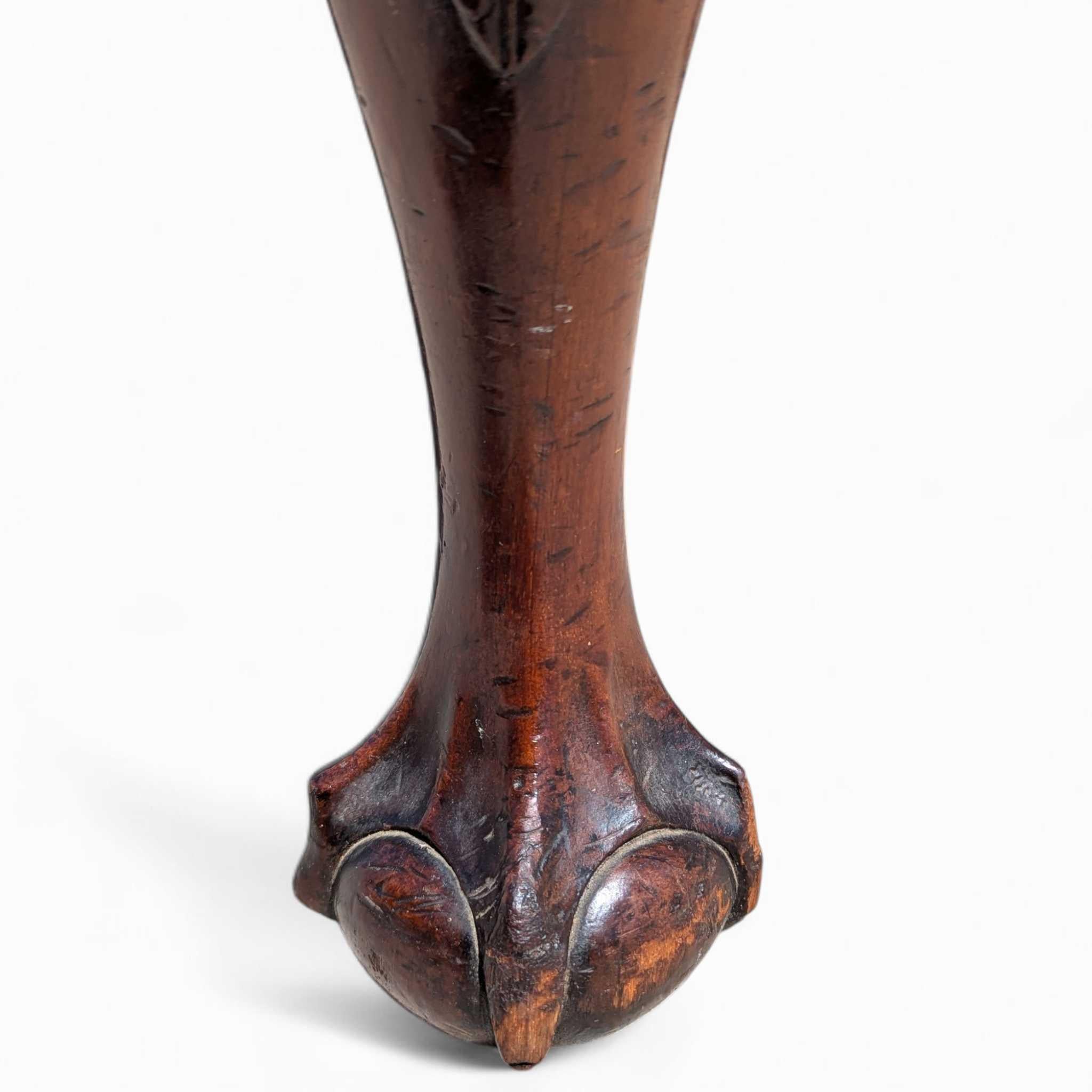 Grande credenza in stile Chippendale in mogano con piedi a sfera e artiglio, mobile server degli anni '40 in vendita 10