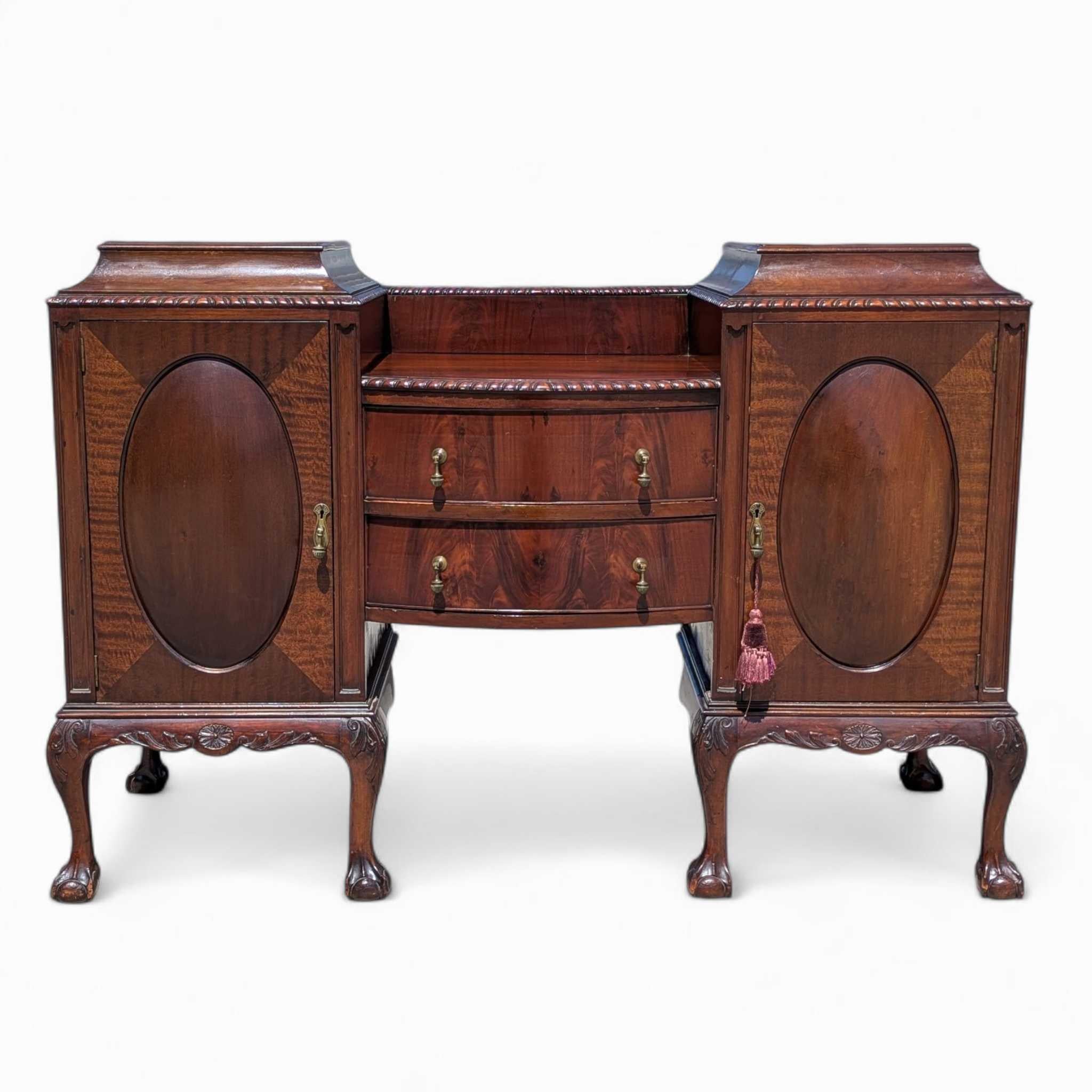 Grande credenza in stile Chippendale in mogano con piedi a sfera e artiglio, mobile server degli anni '40 in vendita 11