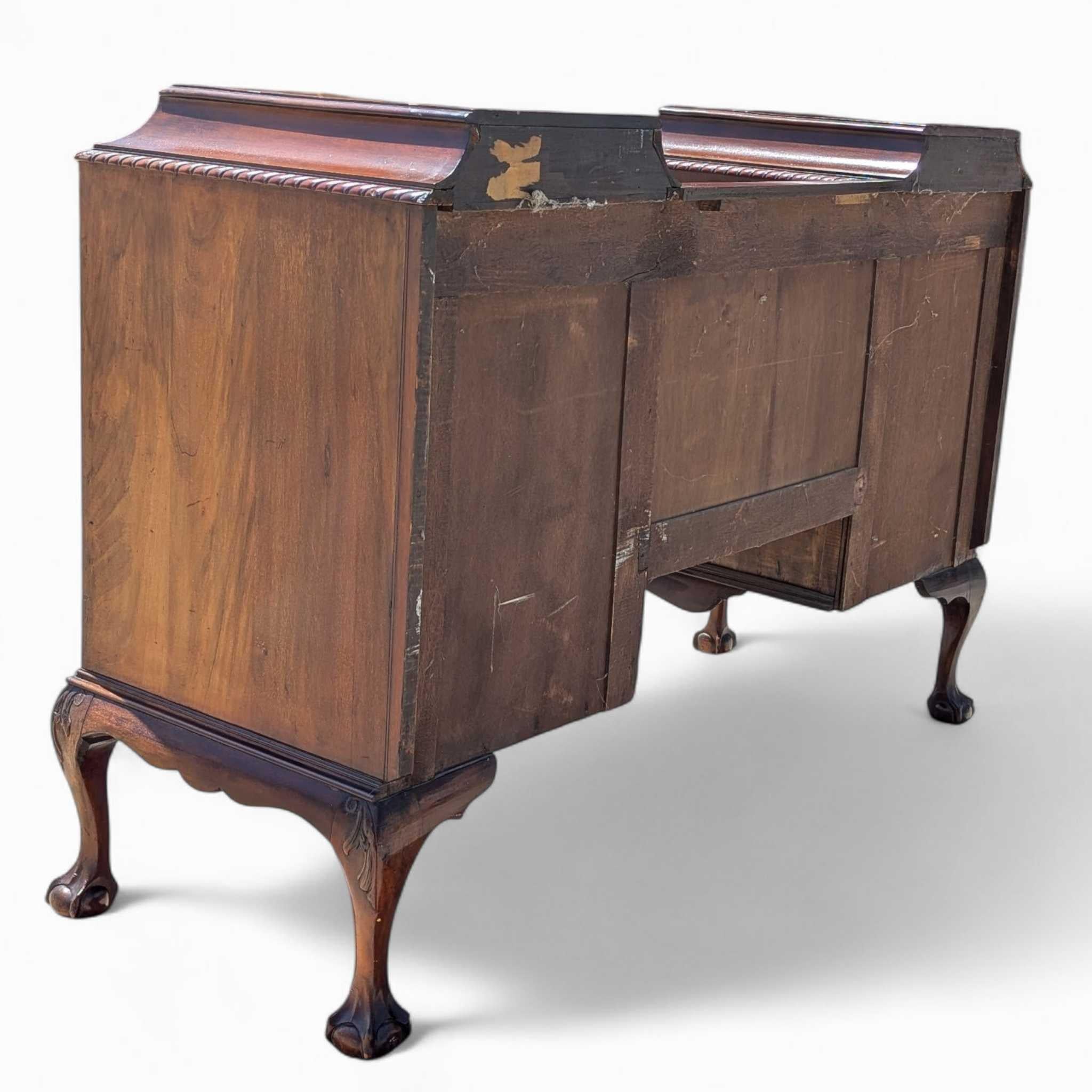 Grande credenza in stile Chippendale in mogano con piedi a sfera e artiglio, mobile server degli anni '40 in vendita 12