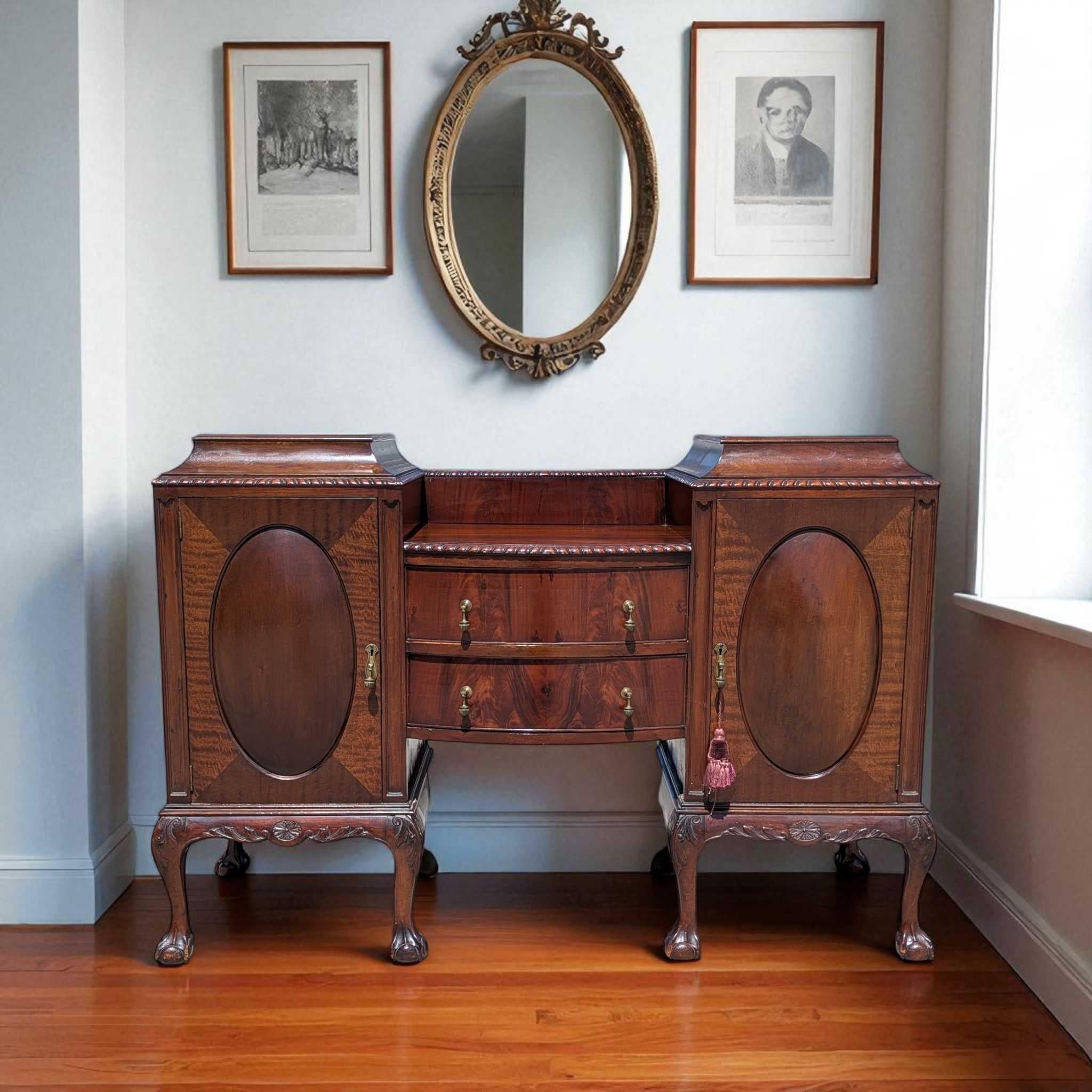 Un'eccezionale credenza Chippendale Revival realizzata in mogano riccamente scolpito, che mette in mostra la superba maestria artigianale americana dei primi del Novecento. Il design rende omaggio alla tradizione inglese del XVIII secolo, con un