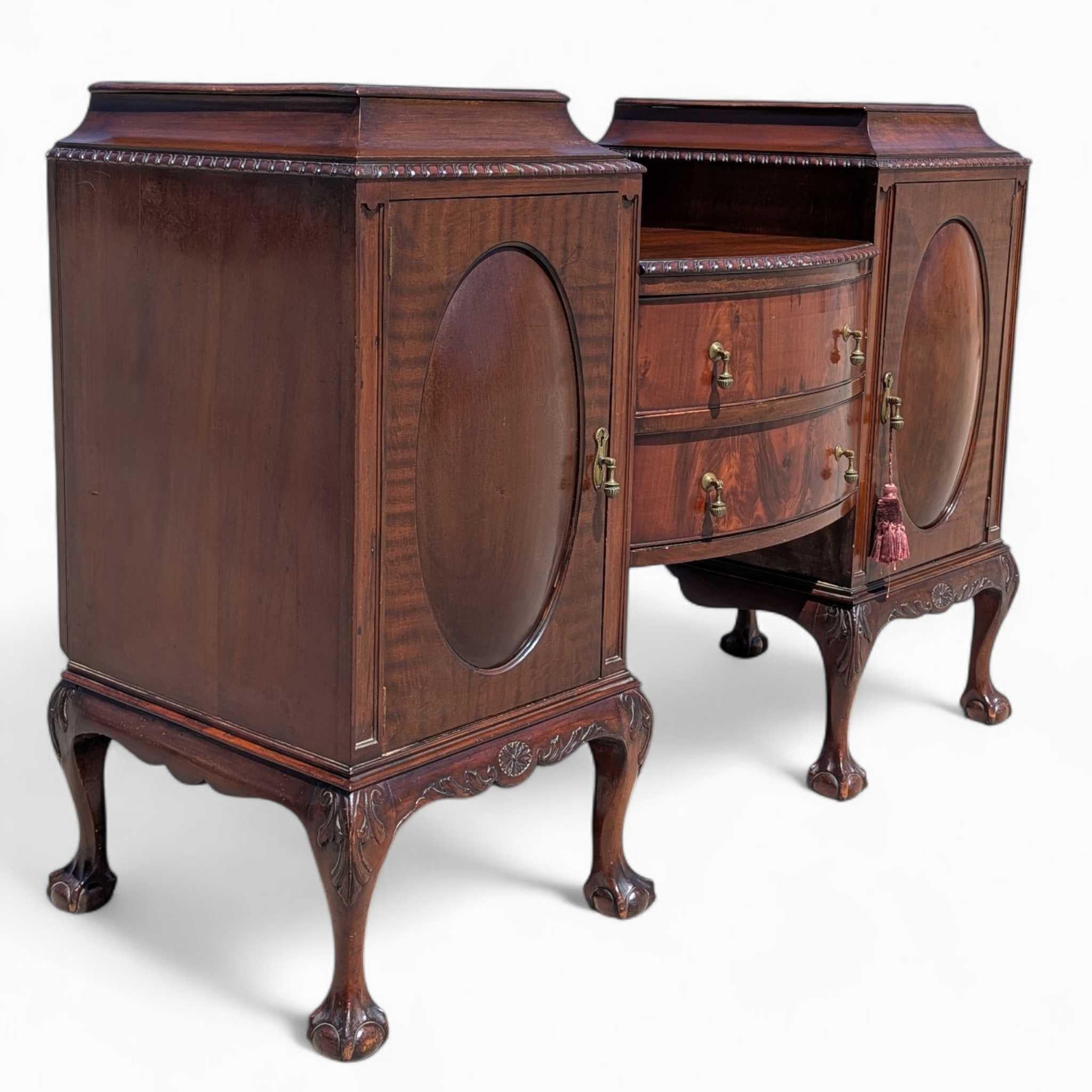 Americano Grande credenza in stile Chippendale in mogano con piedi a sfera e artiglio, mobile server degli anni '40 in vendita