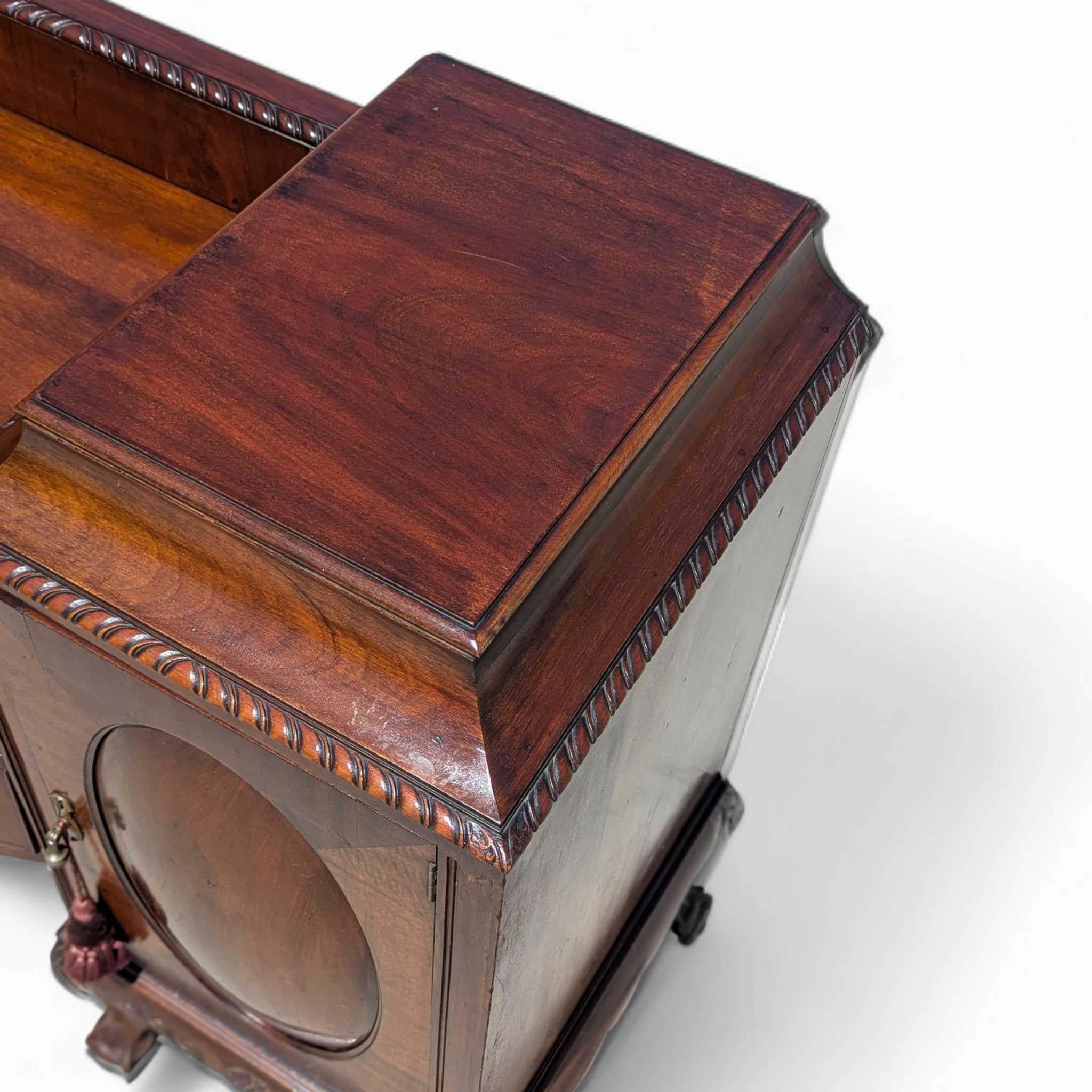 Grande credenza in stile Chippendale in mogano con piedi a sfera e artiglio, mobile server degli anni '40 In condizioni buone in vendita a Rancho Cucamonga, CA