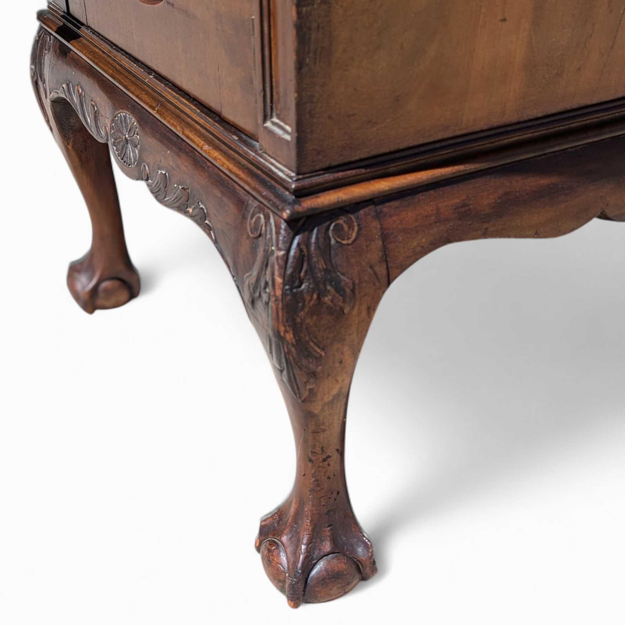 XX secolo Grande credenza in stile Chippendale in mogano con piedi a sfera e artiglio, mobile server degli anni '40 in vendita