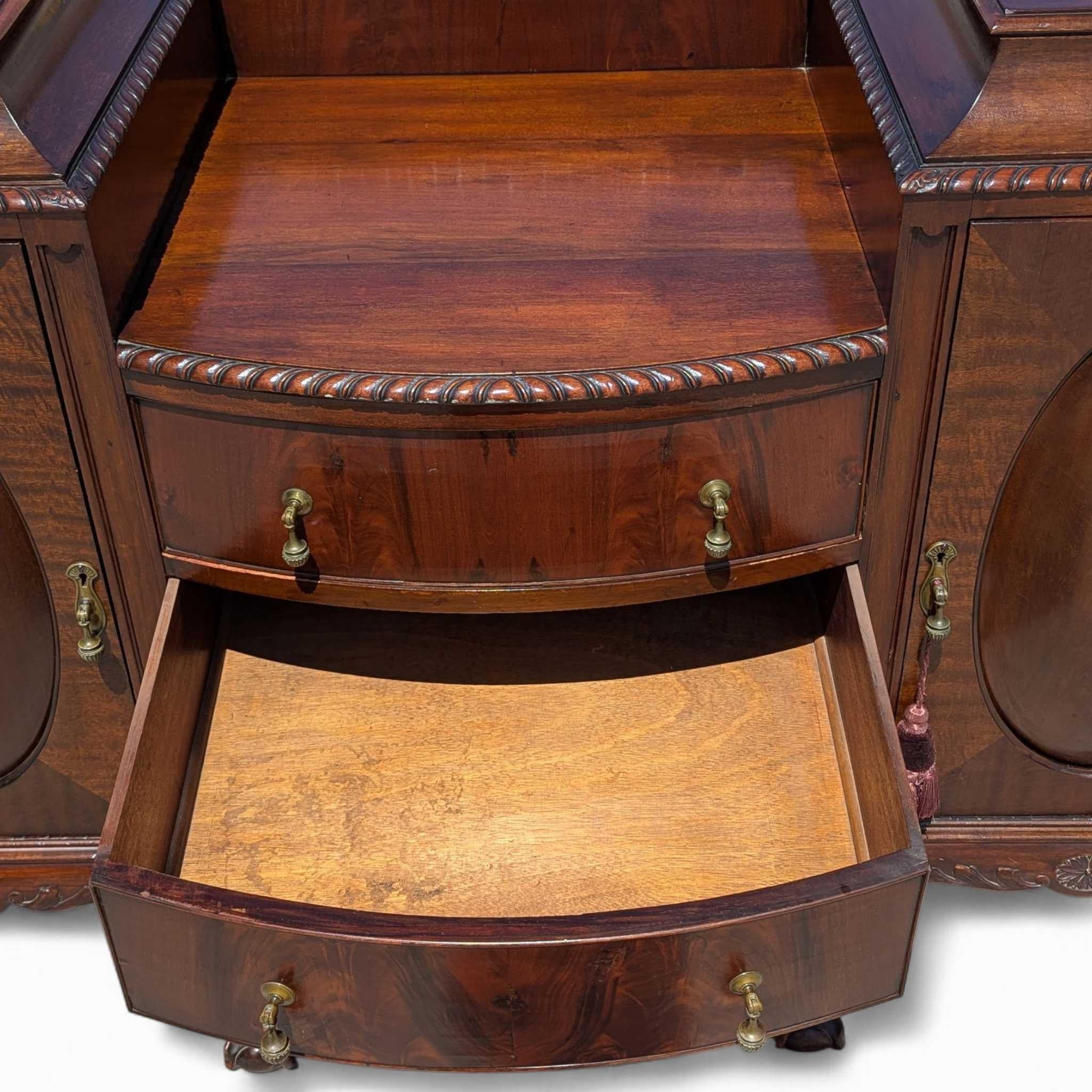 Ottone Grande credenza in stile Chippendale in mogano con piedi a sfera e artiglio, mobile server degli anni '40 in vendita