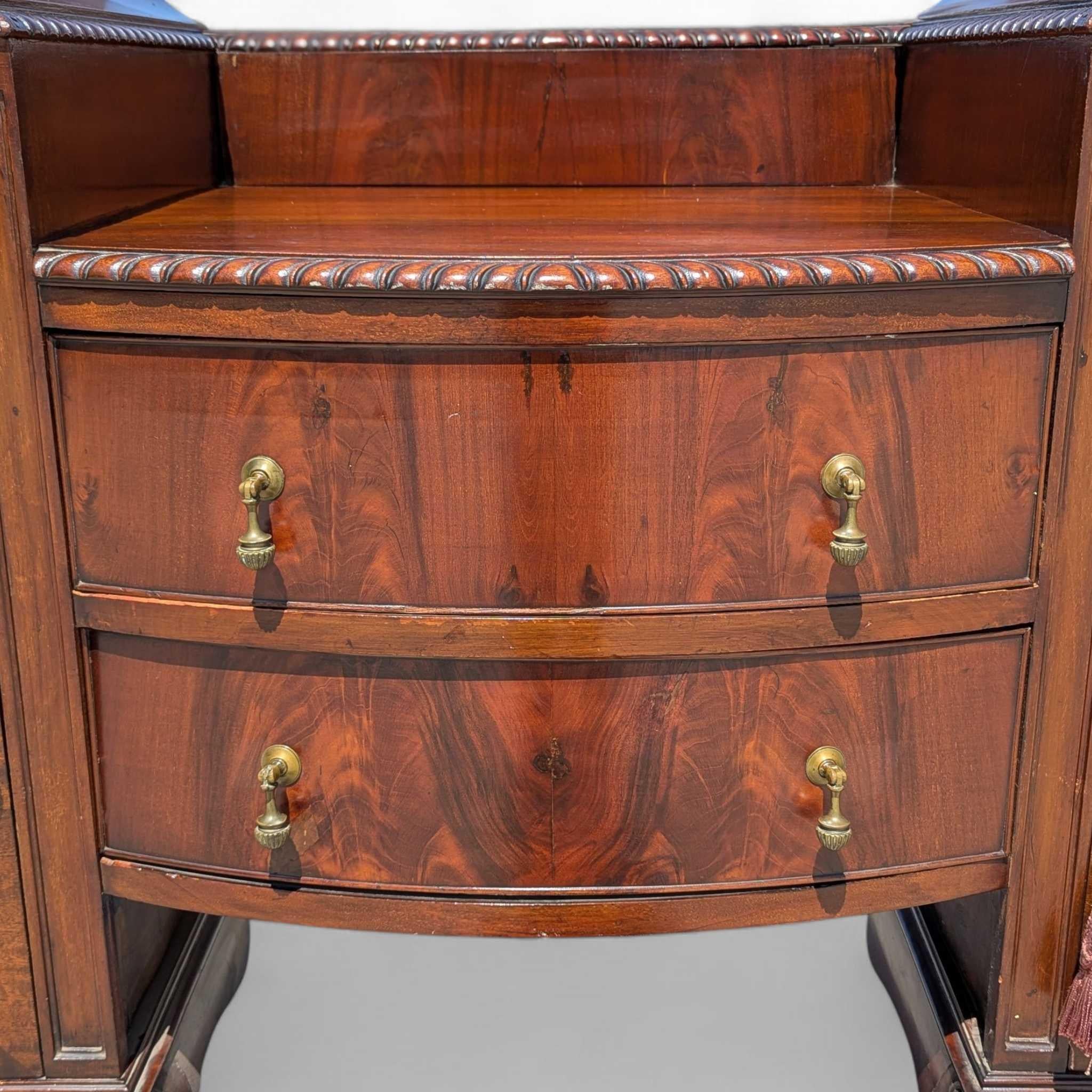 Grande credenza in stile Chippendale in mogano con piedi a sfera e artiglio, mobile server degli anni '40 in vendita 1