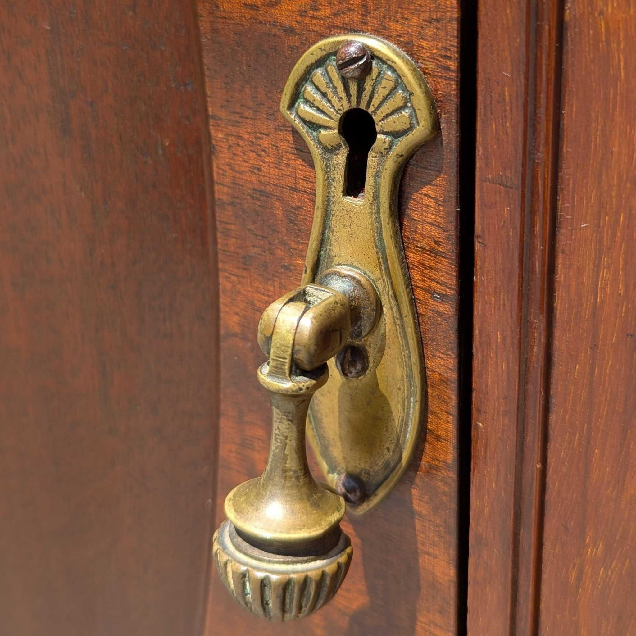 Grande credenza in stile Chippendale in mogano con piedi a sfera e artiglio, mobile server degli anni '40 in vendita 2