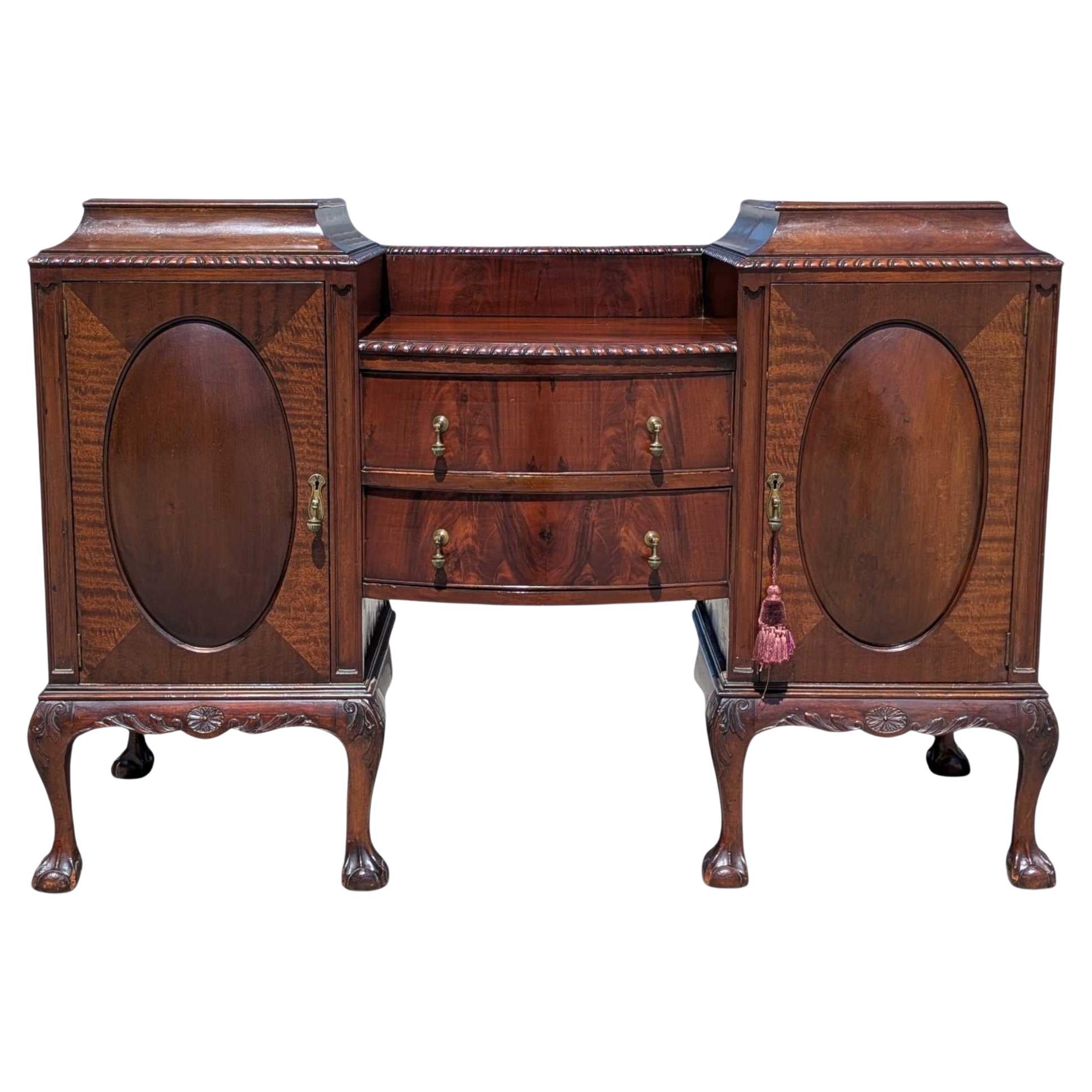 Grande credenza in stile Chippendale in mogano con piedi a sfera e artiglio, mobile server degli anni '40