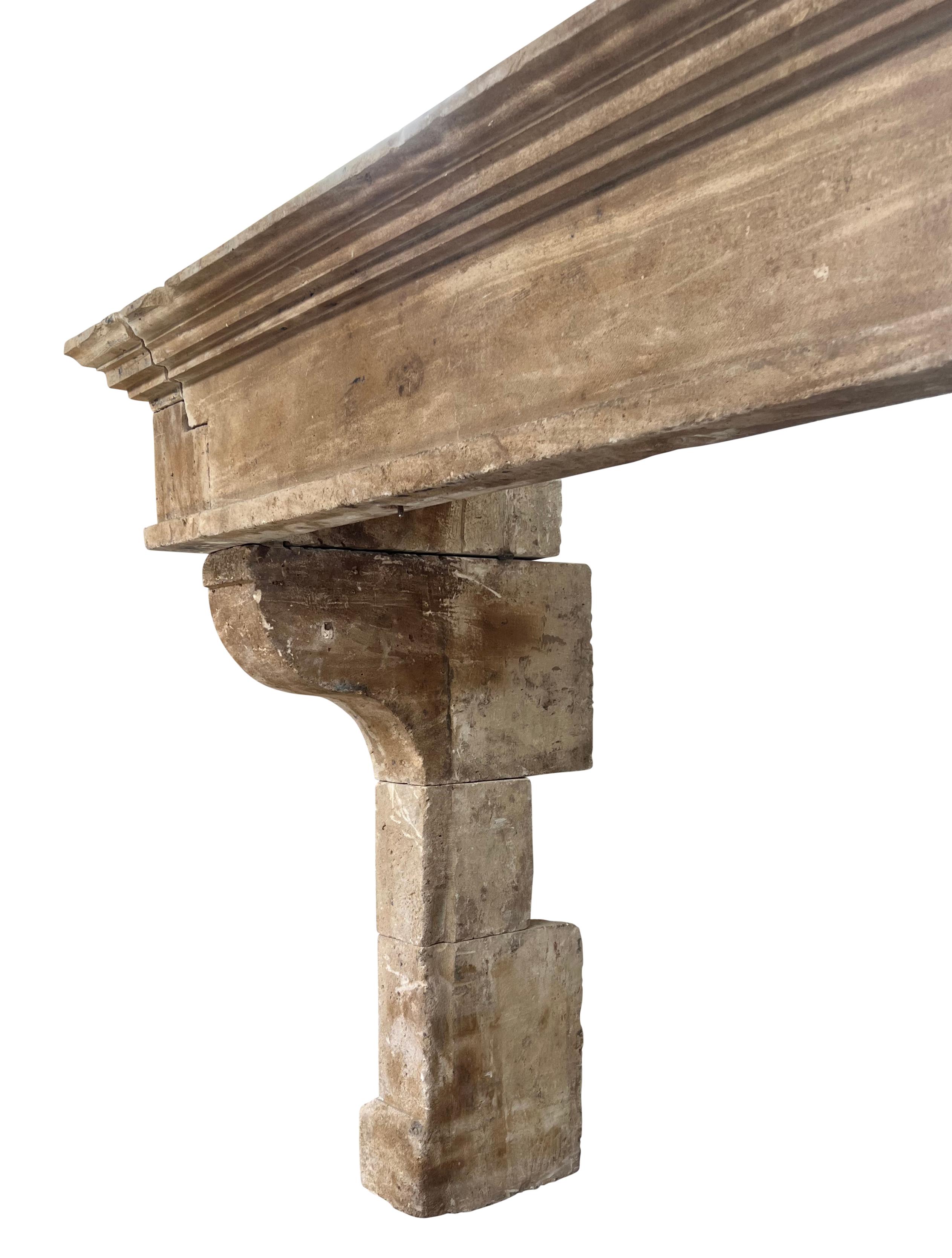 Zeitloser, rustikaler Kaminsims aus Kalkstein im französischen Louis XIII.-Stil 4