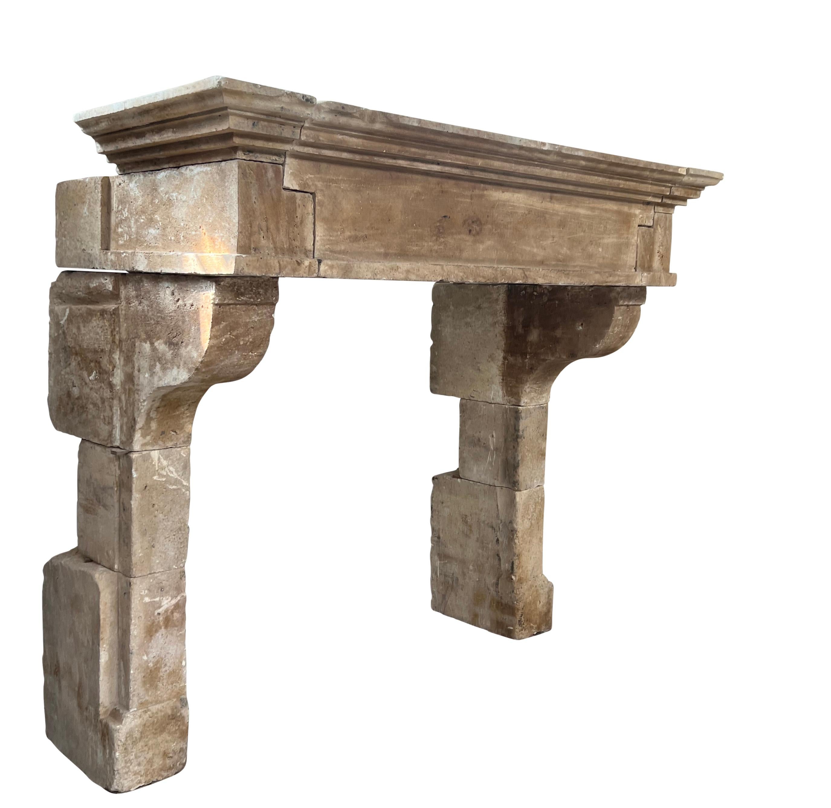 Zeitloser, rustikaler Kaminsims aus Kalkstein im französischen Louis XIII.-Stil im Zustand „Gut“ in Beervelde, BE