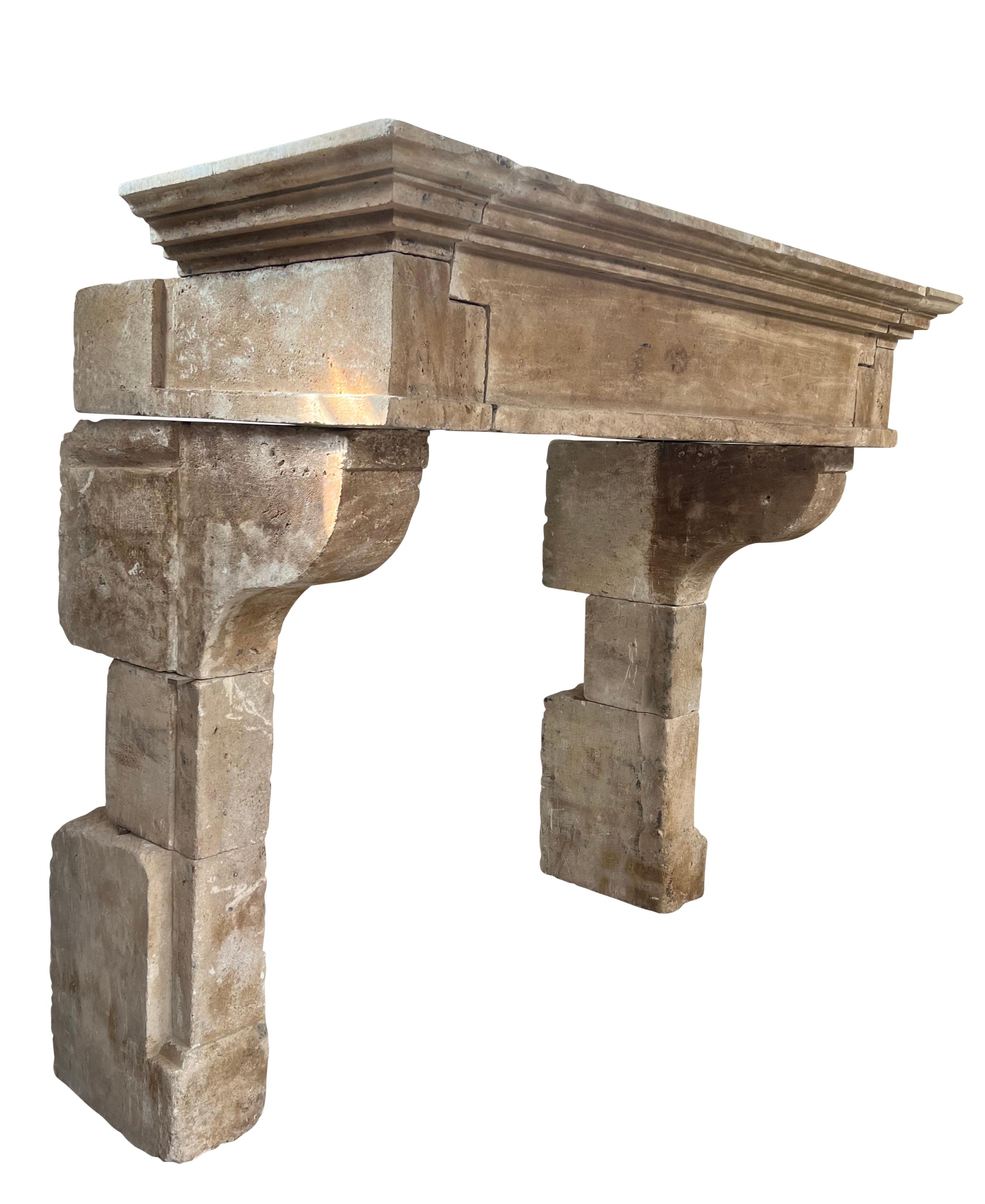 Zeitloser, rustikaler Kaminsims aus Kalkstein im französischen Louis XIII.-Stil 1