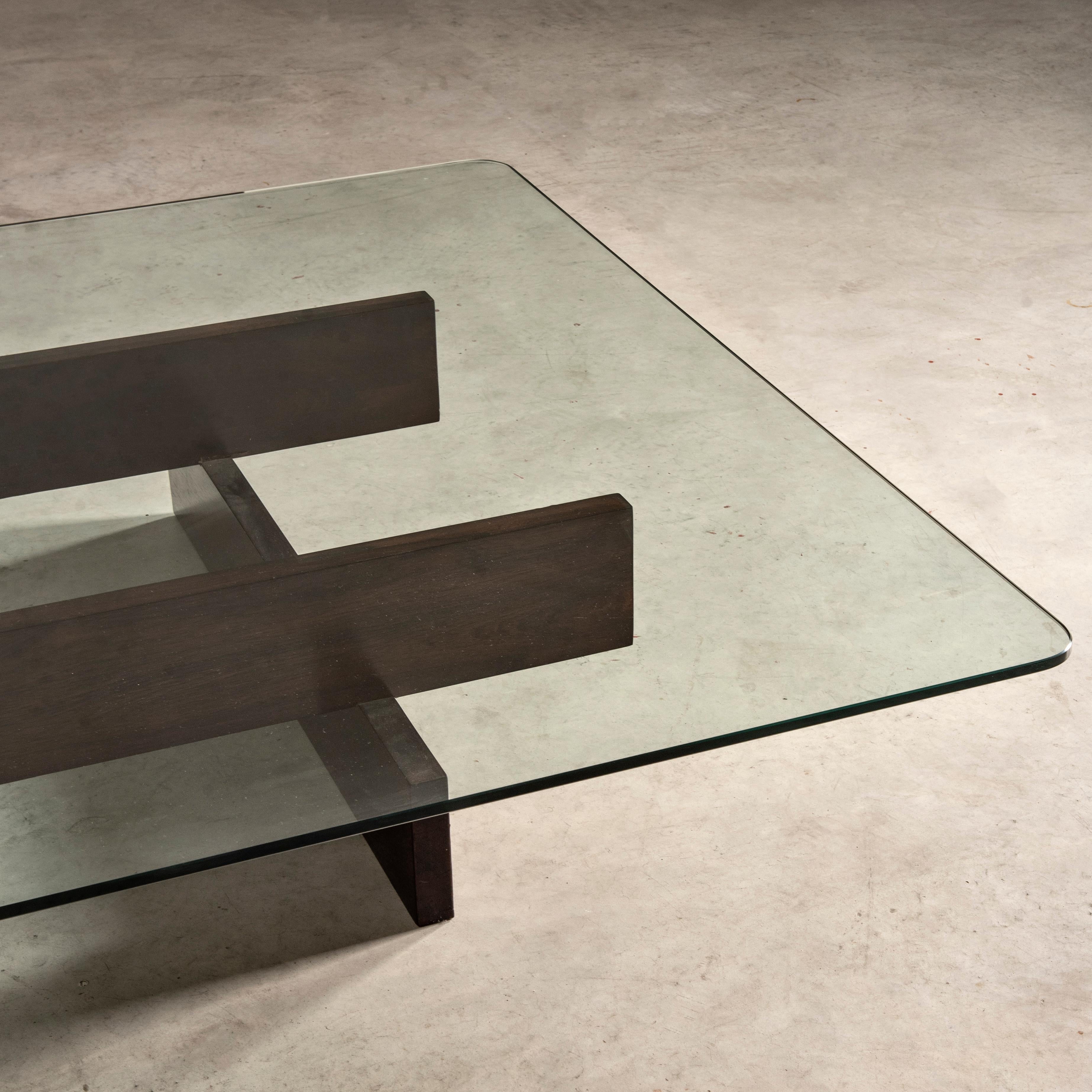 Grand Couchtisch aus Holz und Glas von Celina Decorações, brasilianische Mitte des Jahrhunderts (Moderne der Mitte des Jahrhunderts) im Angebot