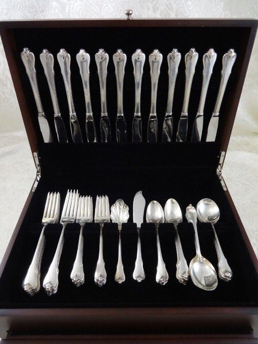 Bellissimo set di posate in argento GRAND COLONIAL BY WALLACE - 62 pezzi. Questo set comprende:

12 COLTELLI, 8 7/8