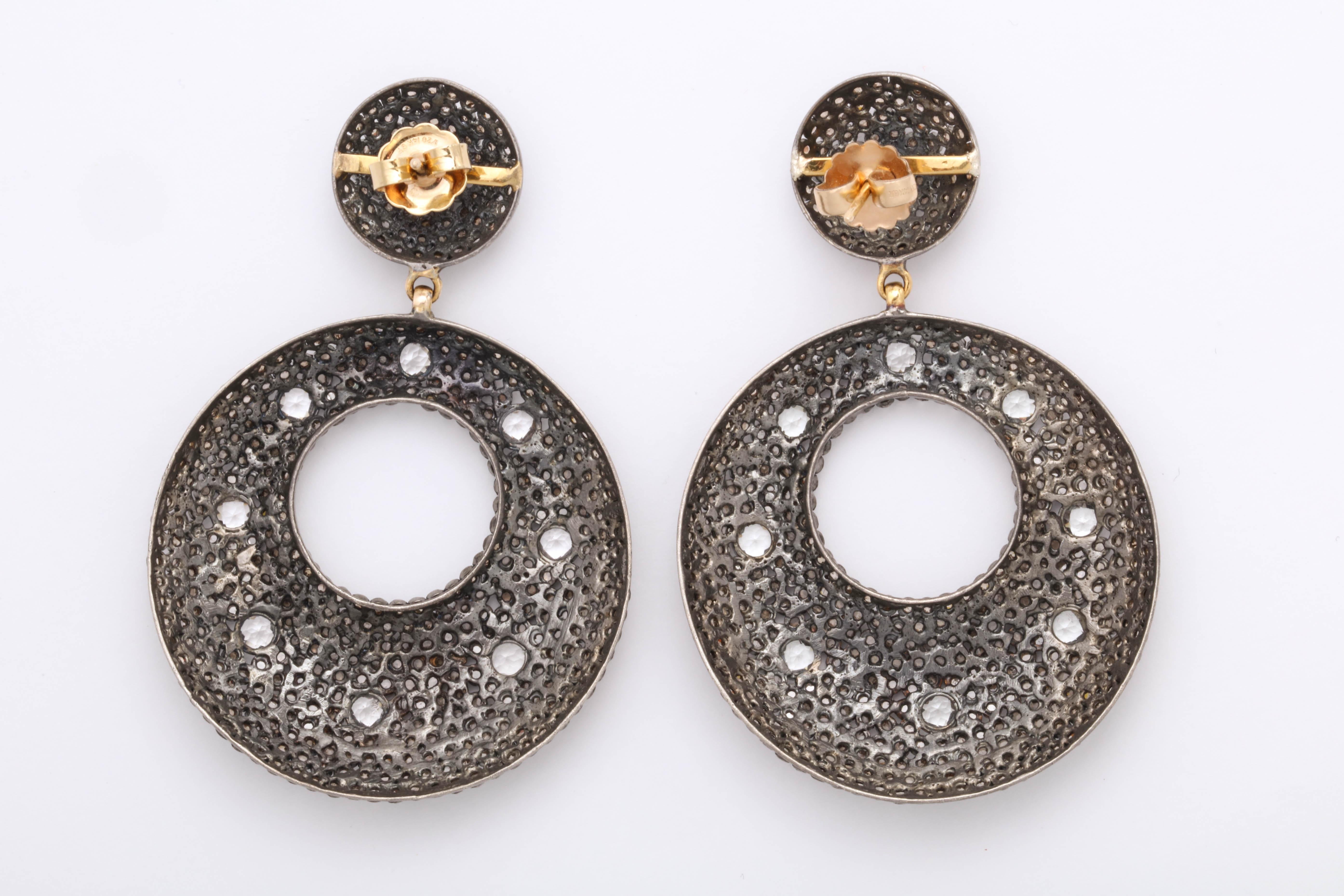 
Un FABULOSO par de grandes pendientes de diamantes. 

13,60 quilates de diamantes con 2,10 quilates de topacio redondo, engastados en plata. 

¡Este es EL pendiente estrella!

Algo menos de 5 cm de largo y 5 cm de ancho. 

¡Un regalo increíble!

