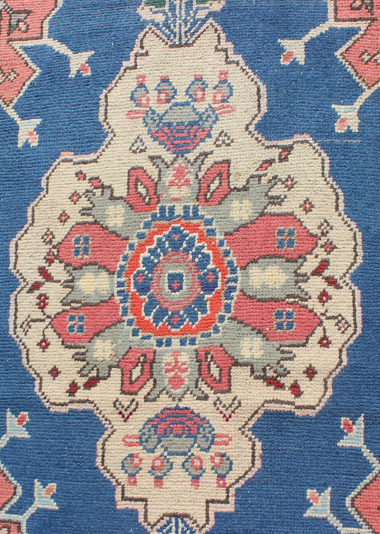 Runner vintage Grand Dual Medallion Oushak dalla Turchia in rosso e blu in vendita 1