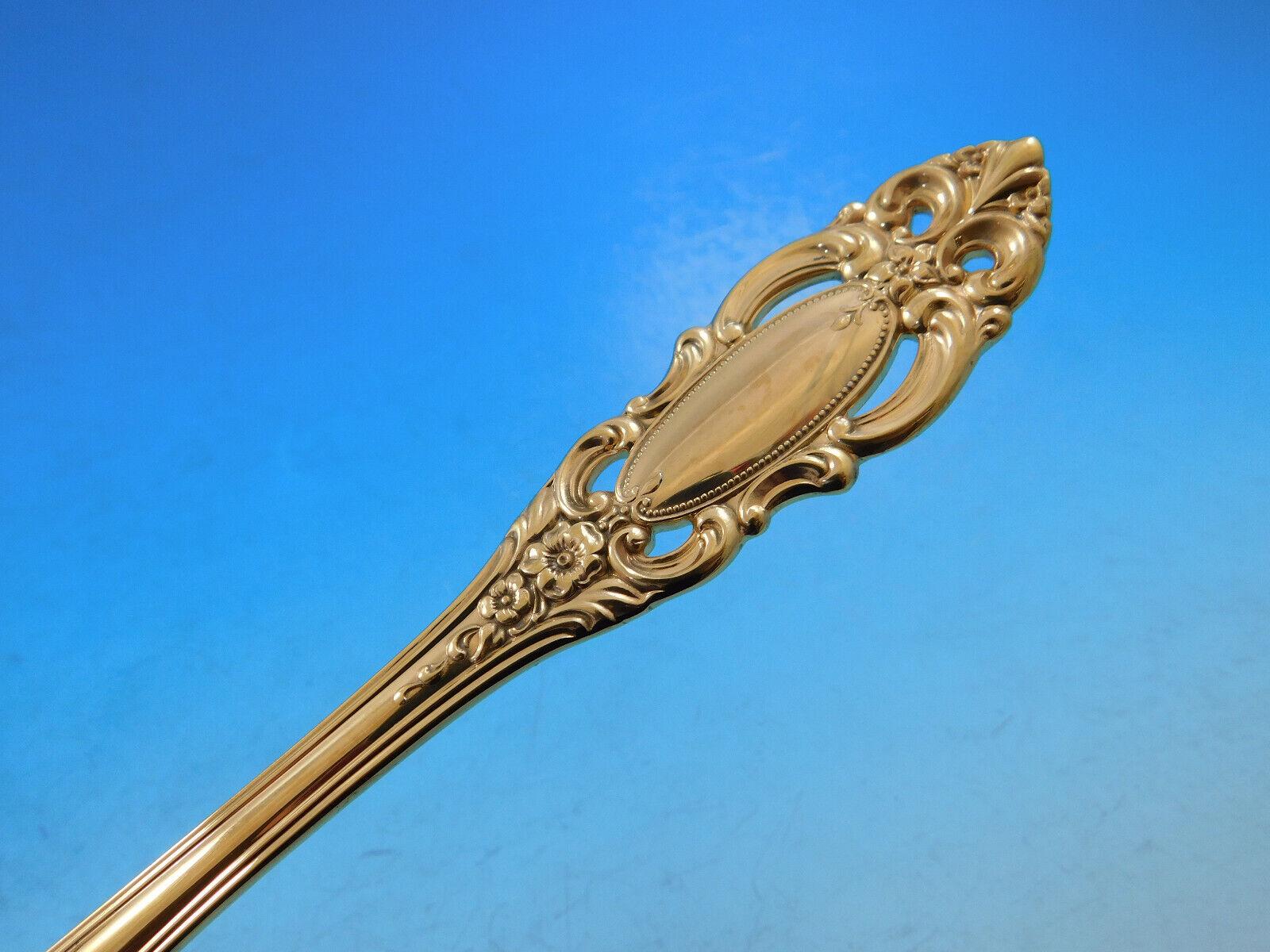 A gently tapered handle leads to a quiet work of rosettes and scrollwork, emphasizing the detail of this pattern. The oval mirror in the center of the handle acknowledges the vanity of ancient royalty, and serves as the focal point of the