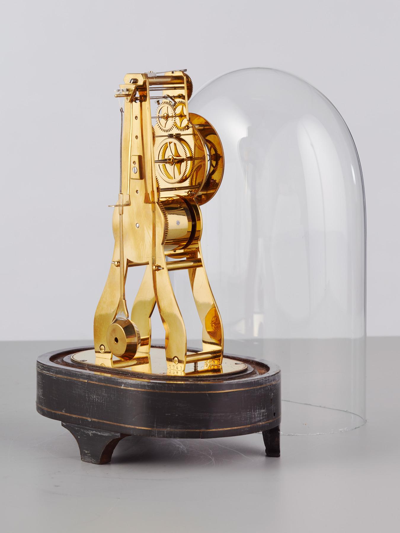 Un charmant garde-temps miniature squeletté réalisé pour la Grande Exposition de Paris de 1889. Le beau cadre squelettique en bronze finement gravé et le magnifique balancier gravé assorti rendent cette horloge plus attrayante que la moyenne - il y