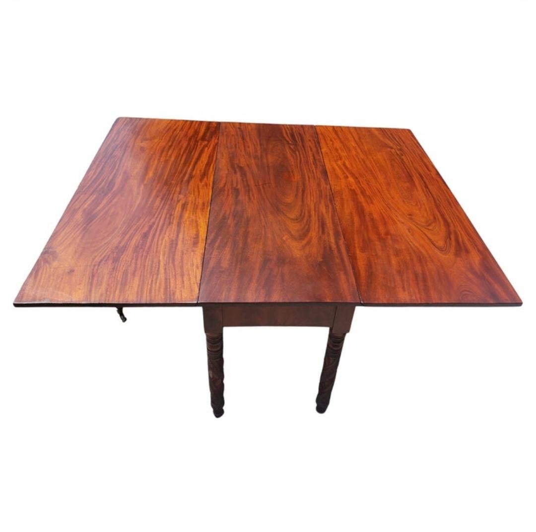 19th Century Grand Federal / Hepplewhite Ribbon Mahogany Three-Part Dining Table, 1800s For Sale