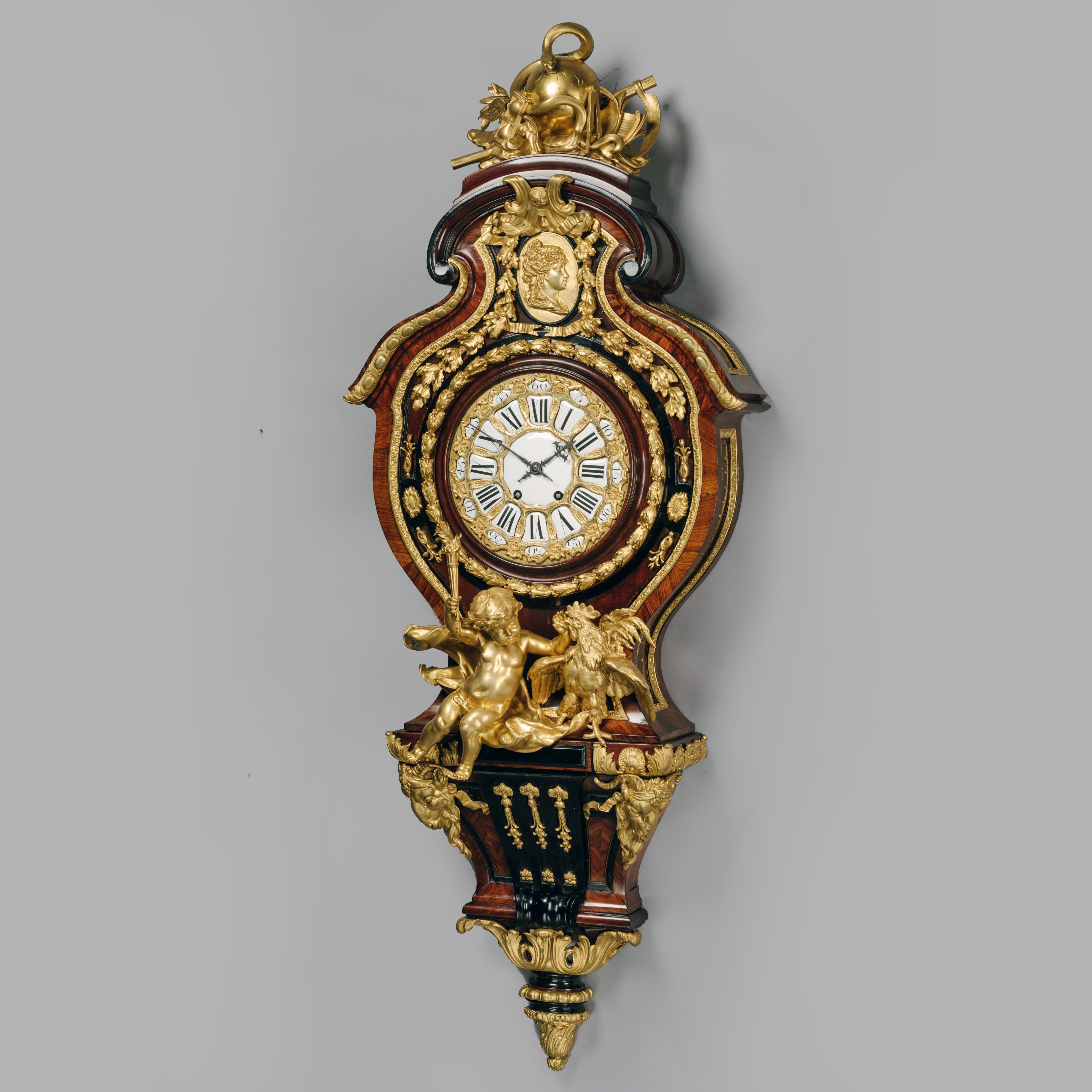 Importante y rarísimo Gran Reloj de Cartel Figurado, según diseño de Gilles-Marie Oppenord. 

De grandes proporciones y calidad excepcional, este raro reloj de cartel es un dibujo del siglo XVIII de hacia 1710 de Gilles-Marie Oppenord (1685-1742),