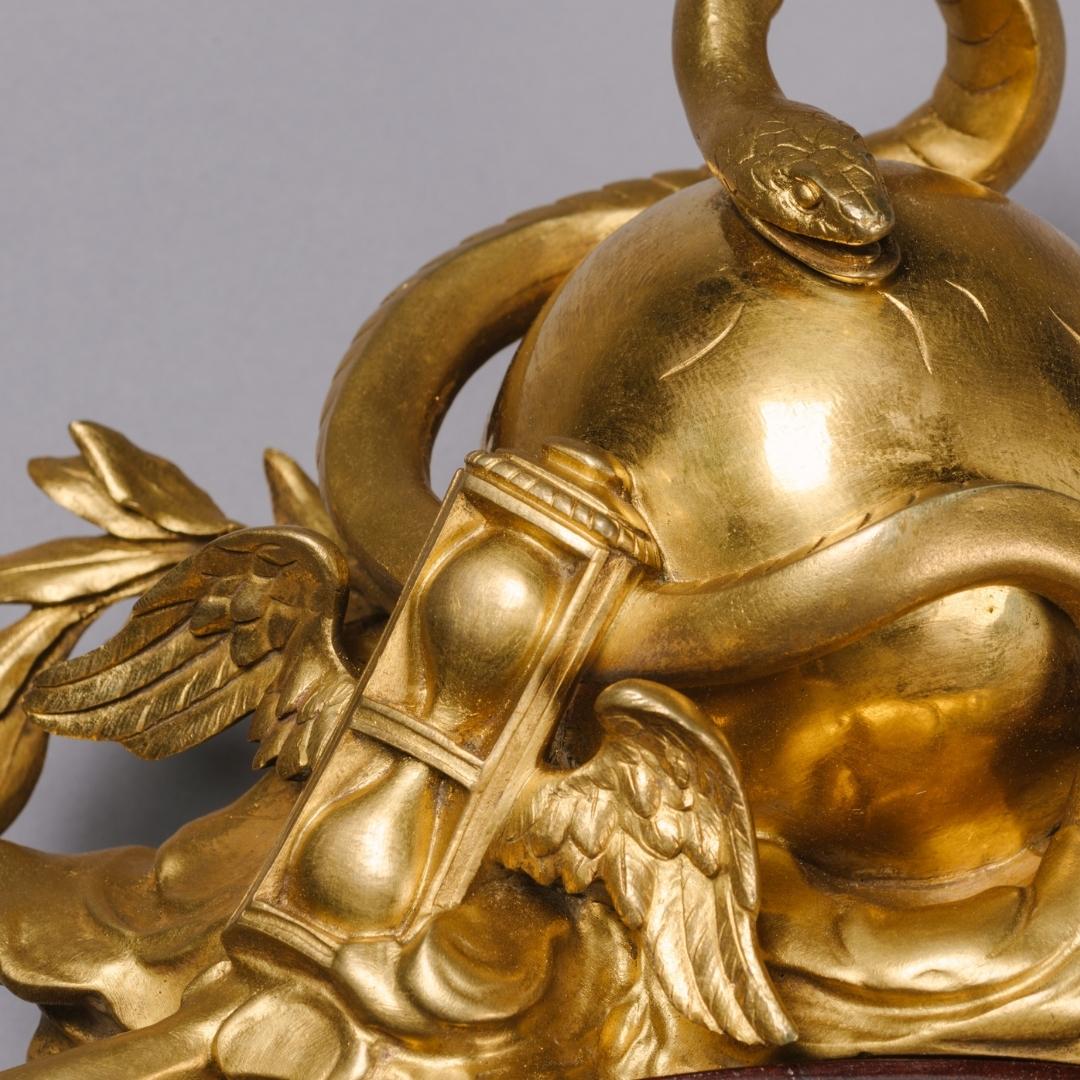 Bronze doré Grande horloge figurative de Cartel, d'après un designs de Gilles-Marie Oppenord en vente