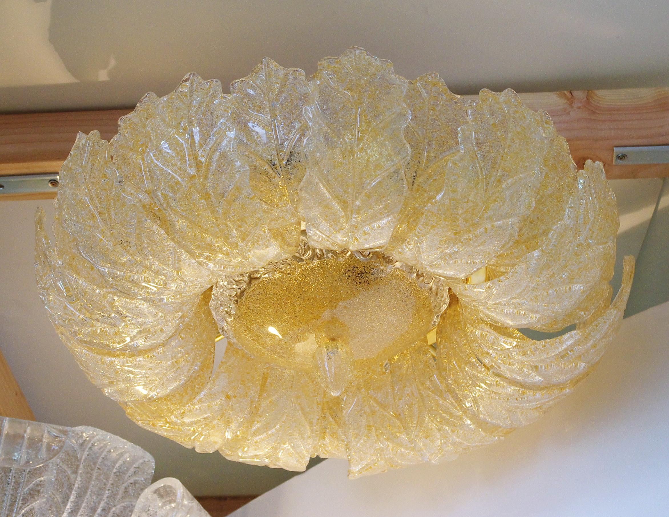 Encastré italien avec des feuilles de verre Murano clair soufflées à la main en Graniglia ambre pour produire un effet texturé granuleux, monté sur une monture en métal plaqué or 24 carats par Fabio LTD / Fabriqué en Italie
15 lampes / type E26 ou
