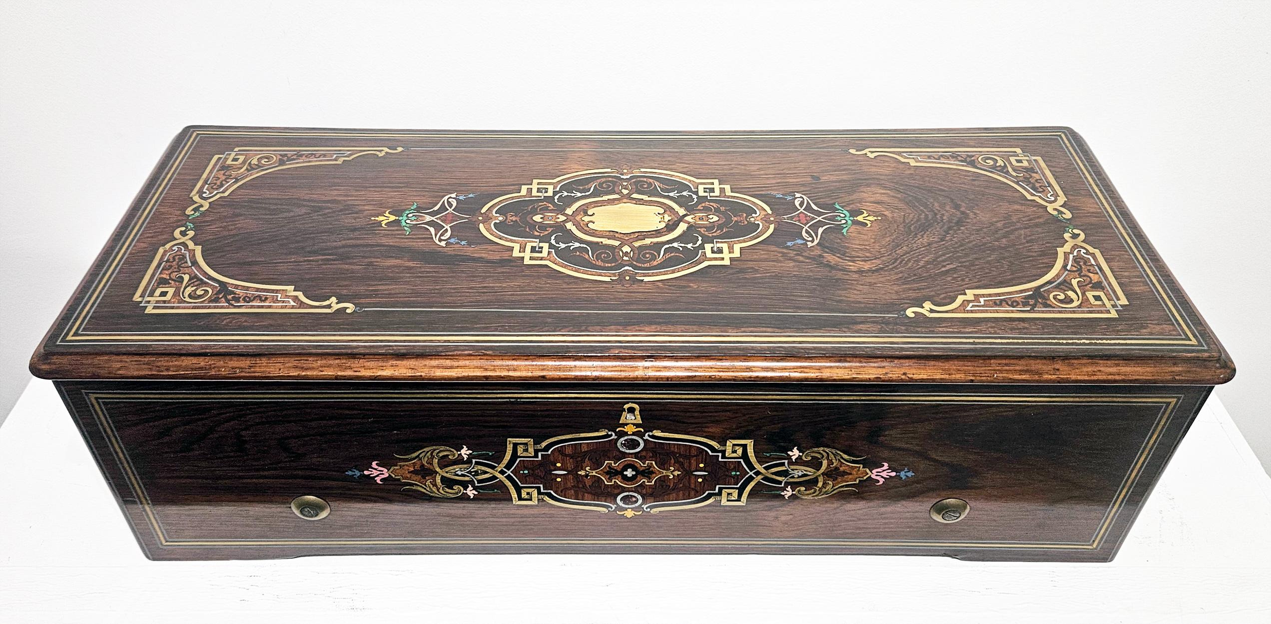 Rara y espectacular caja de música de gran formato de cuatro cilindros de obertura fabricada por la prestigiosa firma Nicole Freres en Ginebra, Suiza, hacia 1865. Musicalmente suntuosa, visualmente impresionante, de primera calidad y fabricada por