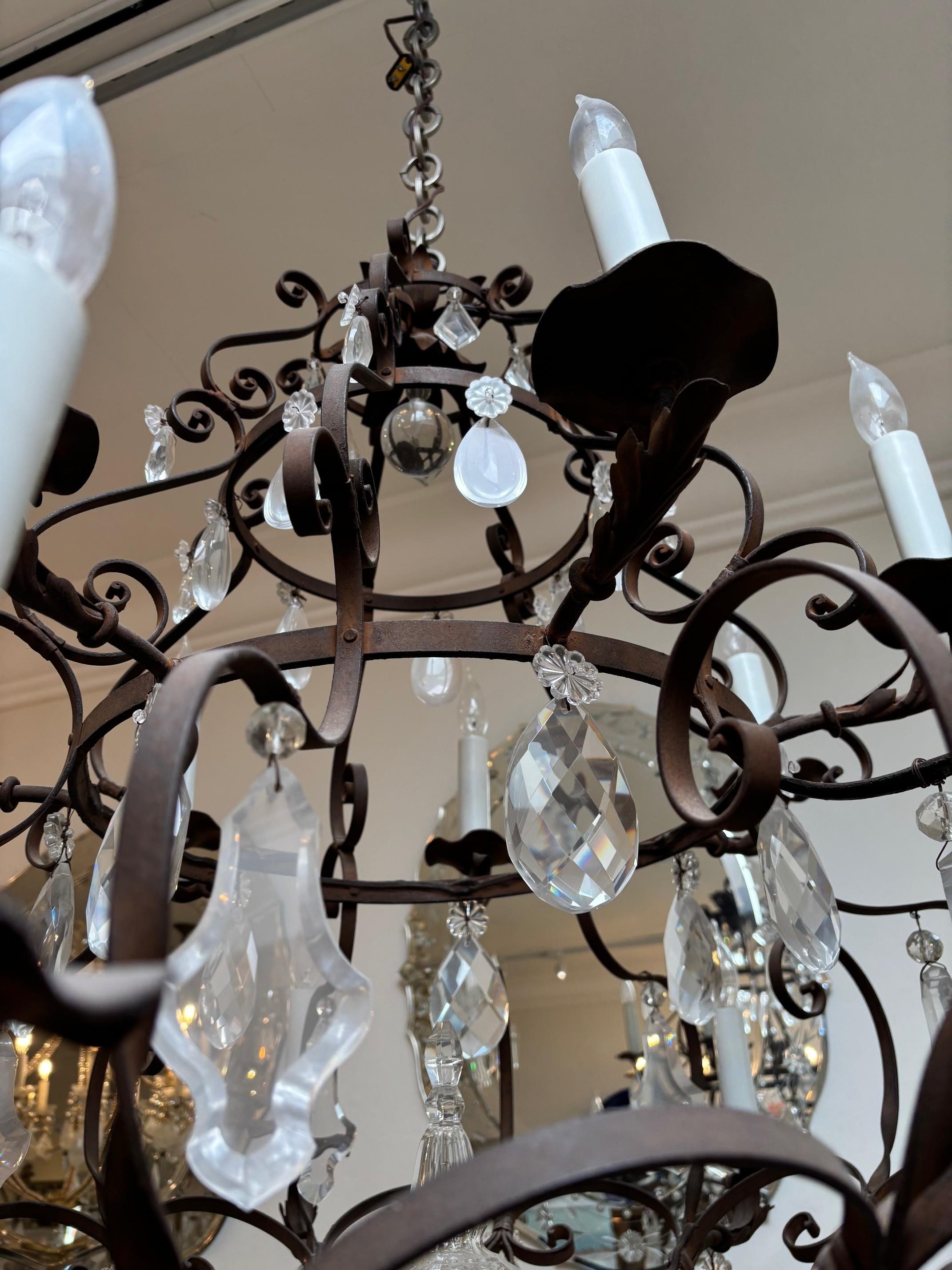 Grand lustre en fer et cristal à quatorze lumières en vente 7