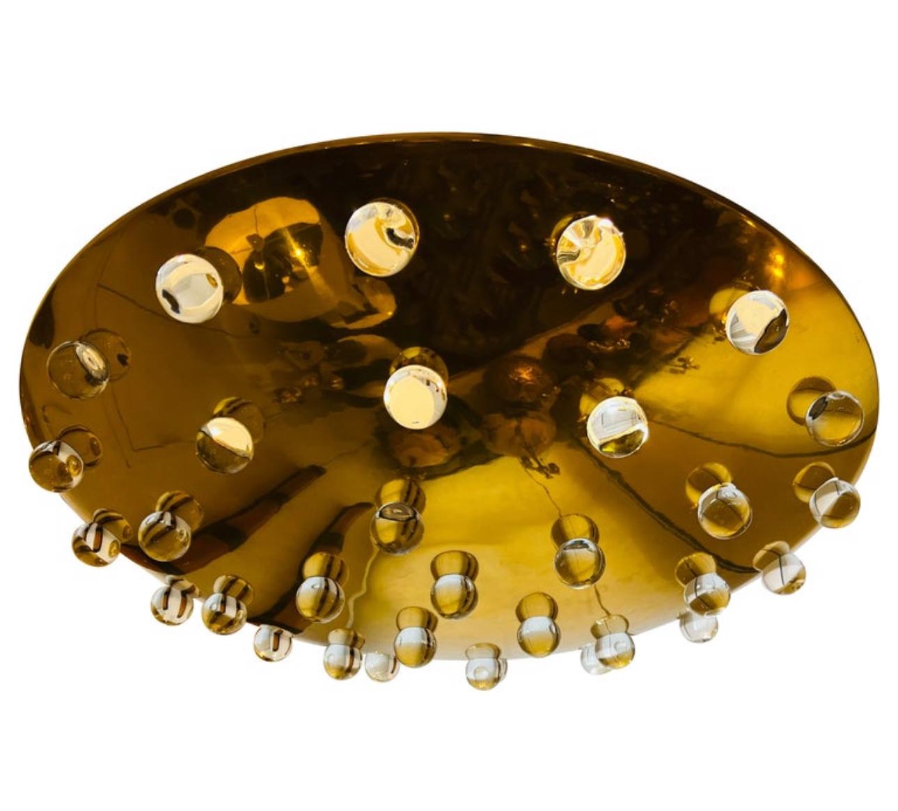 Un hermoso y lujoso latón macizo dorado de gran tamaño  colgante enrasado con 32 orbes de cristal macizo . El colgante emite luz tanto hacia arriba como a través de los orbes de cristal. 5 portalámparas de candelabro. Recableado y restaurado. Pareja