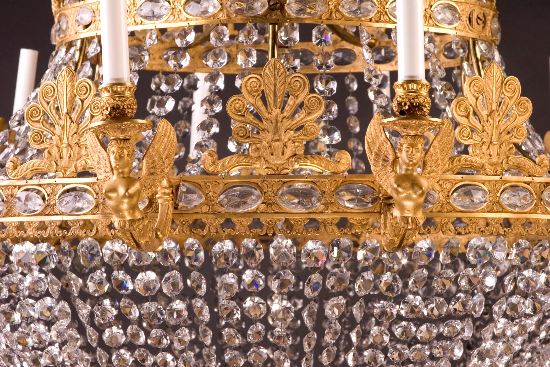 Großer französischer Empire-Kronleuchter aus Bronze und Kristall des 19. (Vergoldung) im Angebot