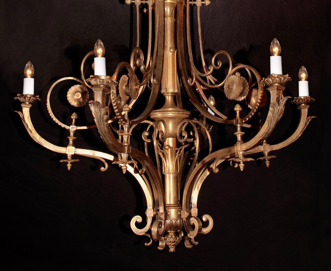 Esta gran araña francesa de estilo Luis XVI está fabricada en bronce pesado y alberga un conjunto de detalles equilibrados. 
La luminaria, originalmente de gas y convertida en eléctrica, está adornada con encantadoras hojas de acanto y una delicada